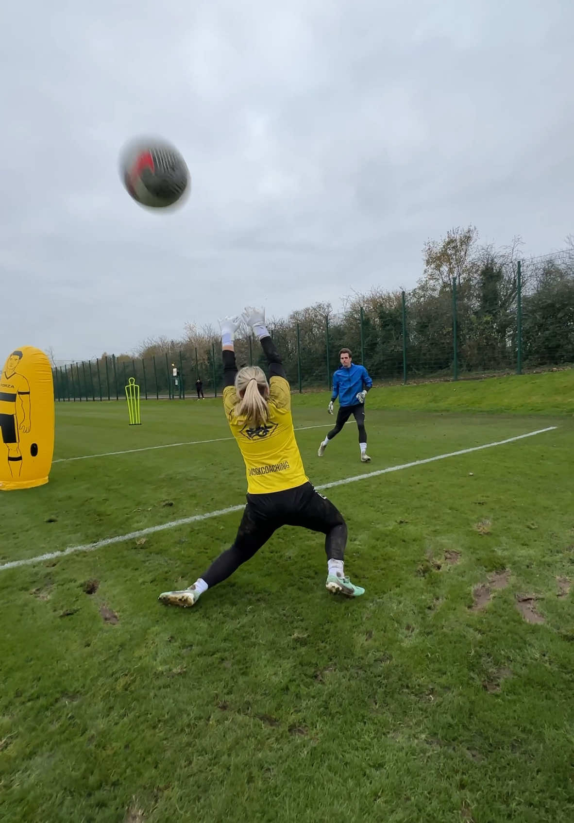 All sorts of 1v1’s and shotstopping 🧠 @ASGKcoaching #goalkeeper #goalkeepers #goalkeepertraining 