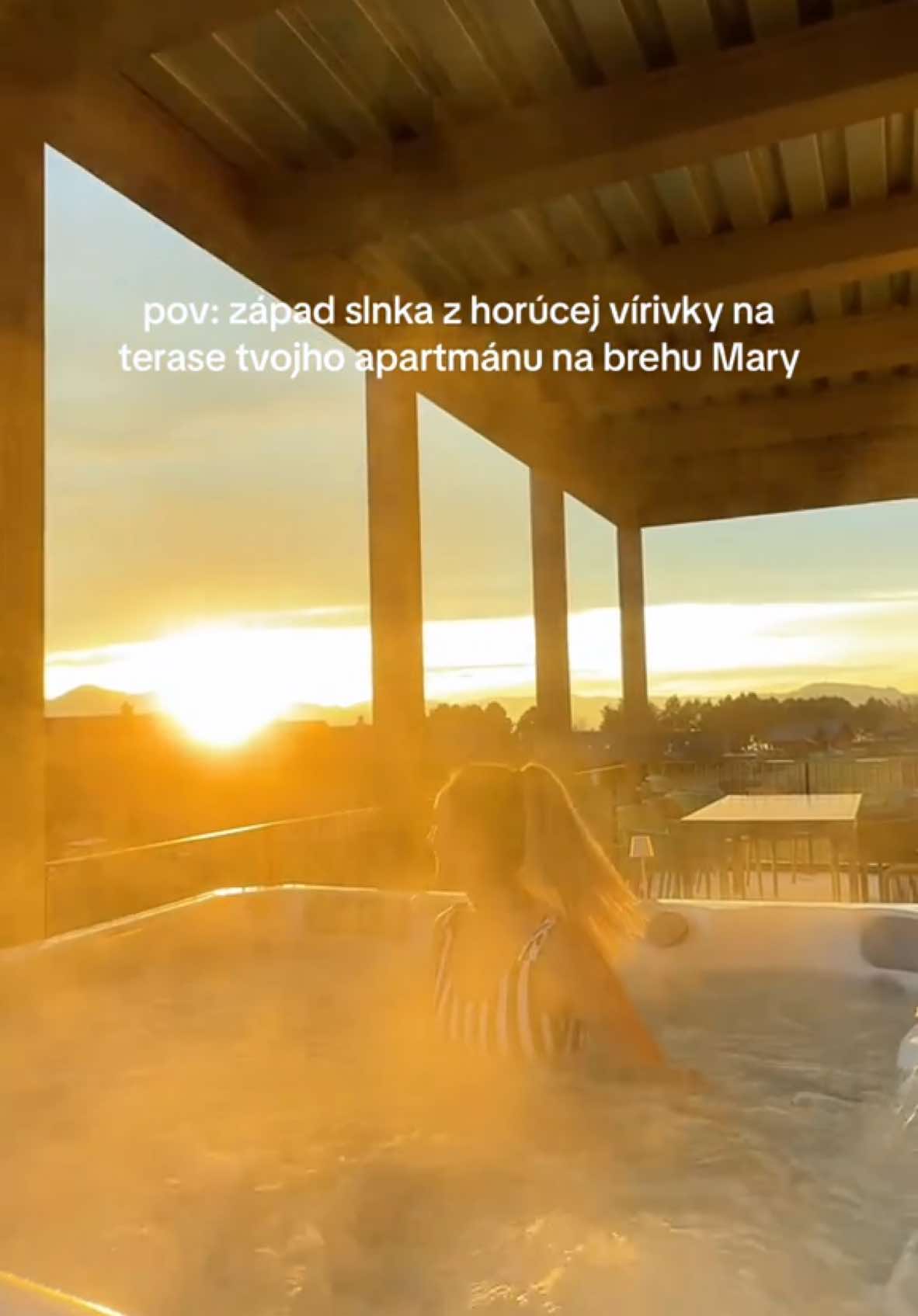 Mráz, jaccuzzi a západ slnka. Obľúbené kombo, ktoré si z apartmánu PanoMara na brehu Liptovskej Mary môžes vychutnať každý večer ✅✨#maraholidayresort #liptov #liptovskamara #dovolenka #jasna #vyhlad #view #hory #zima #dovolenkanaslovensku #tip #tipnavylet #roadtrip #slovensko #jesen #slovakia #fyp #travel #wintervssummer #relatable #vyhlad #rano #ubytujtesanaslovensku #chopok 