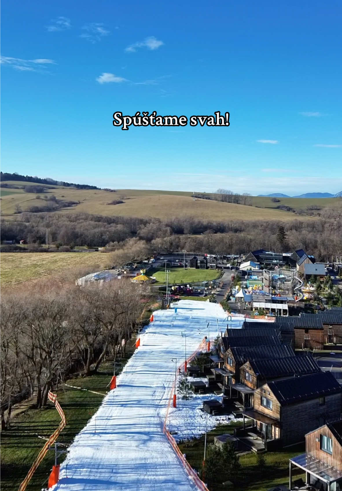 Už zajtra otvárame brány nášho kids-friendly skicentra! Aj cez slabé snehové podmienky a teplé počasie sa nám podarilo zjazdovku spojazdniť. Príďte si s detičkami zalyžovať, kým sa dá 💓🥹❄️#demanova #demanovarezort #vianoce #christmas #dovolenka #zima #skiresort #jasna #nizketatry #lowtatras #relatable #dovolenkasdetmi #nizketatry #spa #wellness #zapadnetatry #demanovskadolina #firstsnow #tip #tipnavylet #view #dovolenkanaslovensku #dovolenkasdetmi #skiinskiout #vianoce 