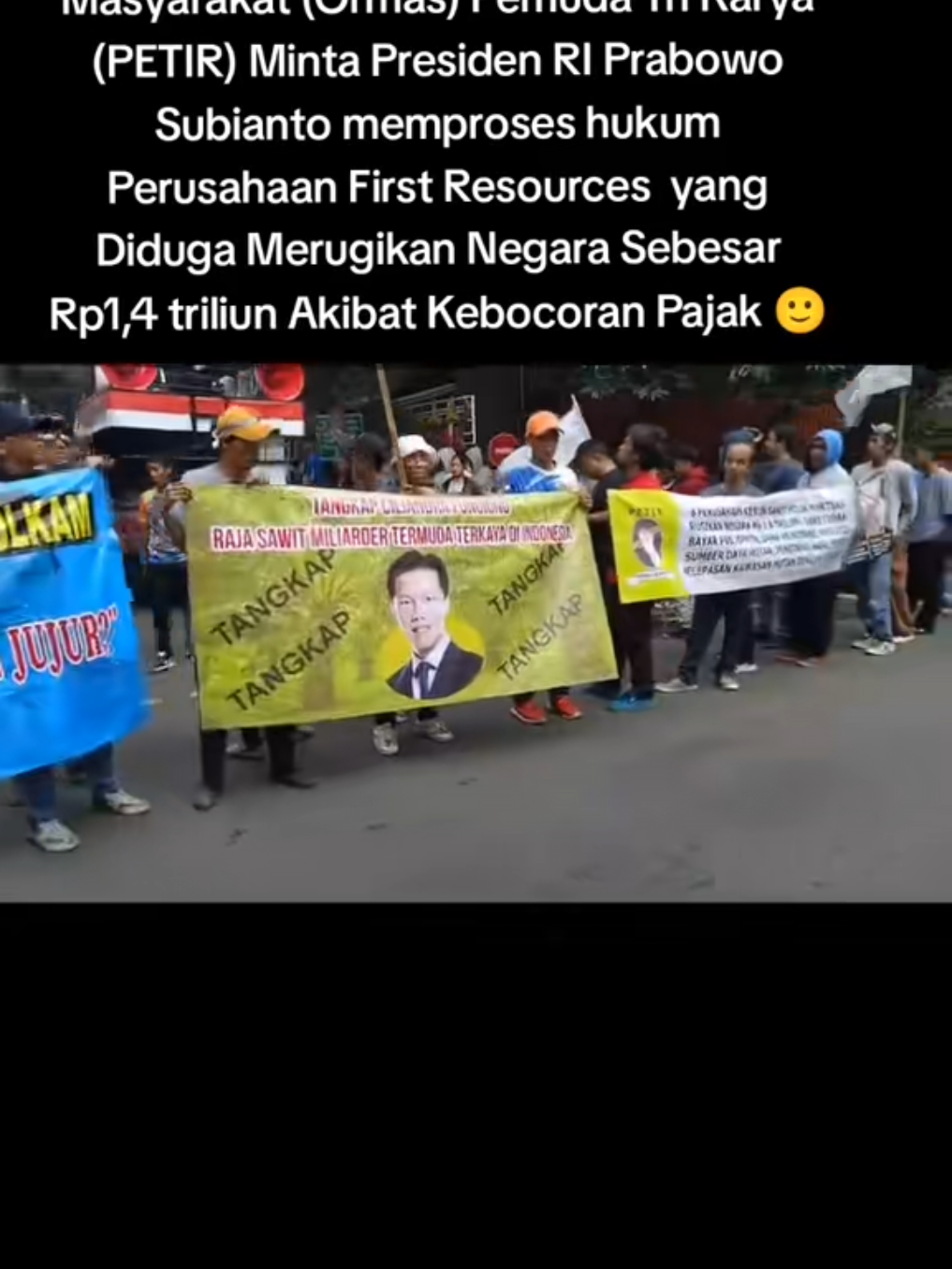 Puluhan massa dari Organisasi Masyarakat (Ormas) Pemuda Tri Karya (PETIR) Minta Presiden RI Prabowo Subianto memproses hukum Perusahaan First Resources  yang Diduga Merugikan Negara Sebesar Rp1,4 triliun Akibat Kebocoran Pajak. Baca selengkapnya: https://m.goriau.com/berita/baca/first-resources-tetap-tak-tersentuh-hukum-petir-kembali-gelar-aksi-di-kemenko-polkam.html #ViralHariIni #SawitGate #MartiasFangiono #PrabowoSubianto #BudiGunawan #KeadilanUntukRakyat #PETIRBeraksi #FirstResources #IndonesiaMelawan #StopKorupsi #SaveIndonesia #suryadumaigroup 