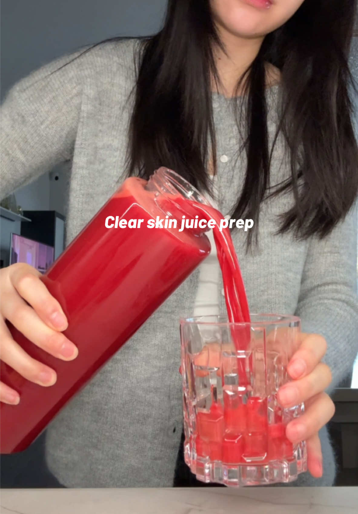 ABC juice for clear skin >>  Recipe: • 1kg carrots • 4 apples • 1 beetroot • half a lemon #skintok #acne #clearskin #clearskintips #greenjuice 