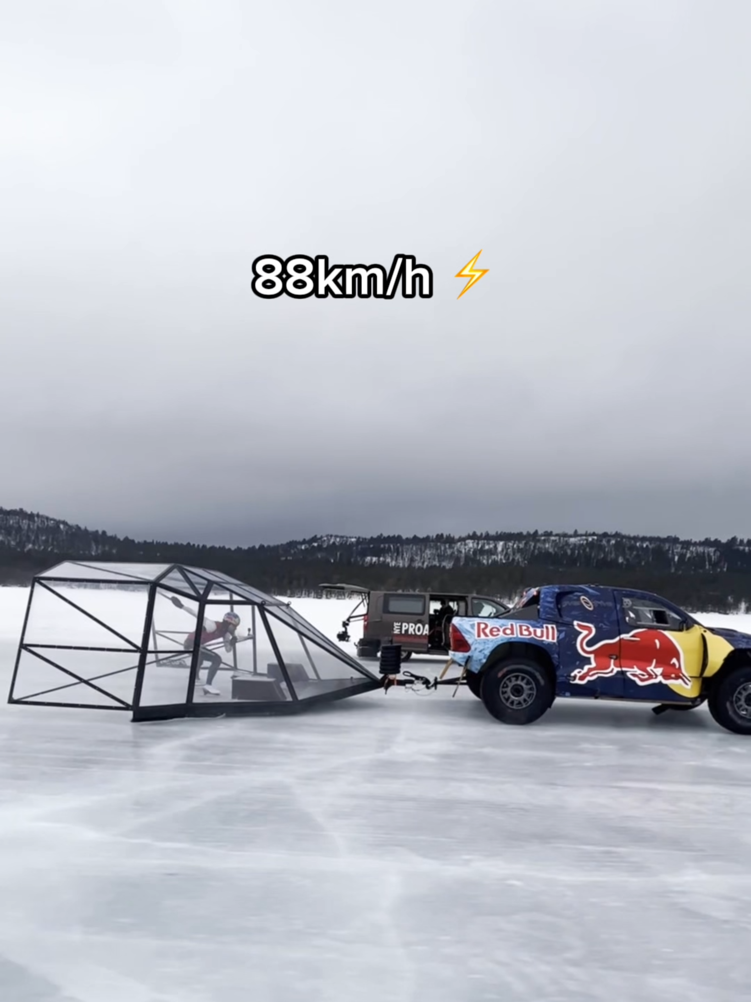 the coolest way to break a world record 😏🧊 ⛸️: @kjeldnuis #redbull #givesyouwiiings #energydrink #speedskating #worldrecord #wintersport