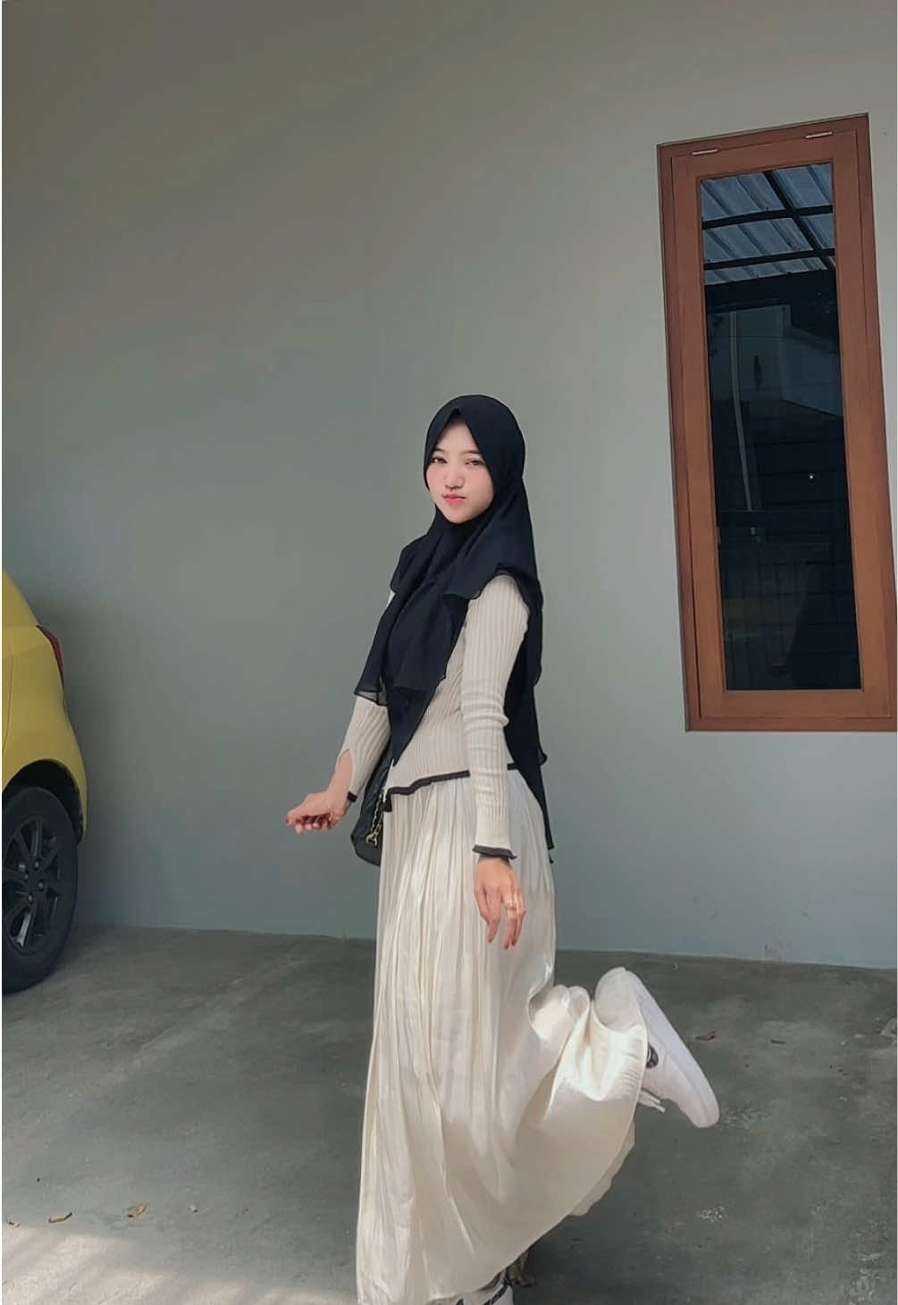 Outfit check 🤍🤍🌷  #outfit #inspirasioutfit #OOTD #ootdhijab #outfitoftheday