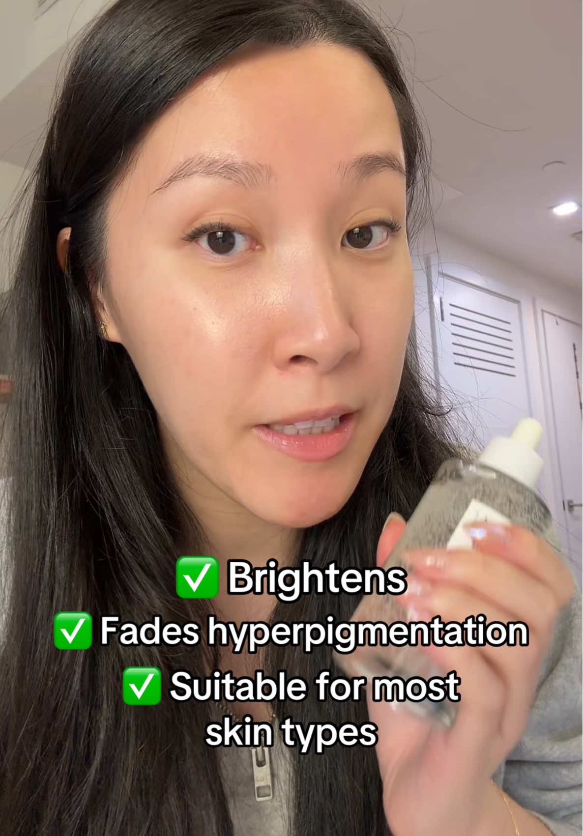 Skin1004 Tone Brightening Capsule Ampoule ✅ brightens ✅ fades hyperpigmentation ✅ Suitable for most skin types 🌟 Key brightening ingredients: 2% Tranexamic Acid, 3-O-Ethyl Ascorbic Acid, 4% Niacinamide, 2% Encapsulated Madecassoside Beads. Bonus ingredient: Centella Asiatica Extract to soothe and strengthen the skin barrier. 🌟 #skin1004 #tonebrightening #darkspots #spoteraser #acnescars #hyperpigmentation #glassskin #glowyskin #koreaskincare #centella #niacinamide #kbeauty #skintips #skincare #clearskin #blemish #discoloration #spotcare @SKIN1004 Official 