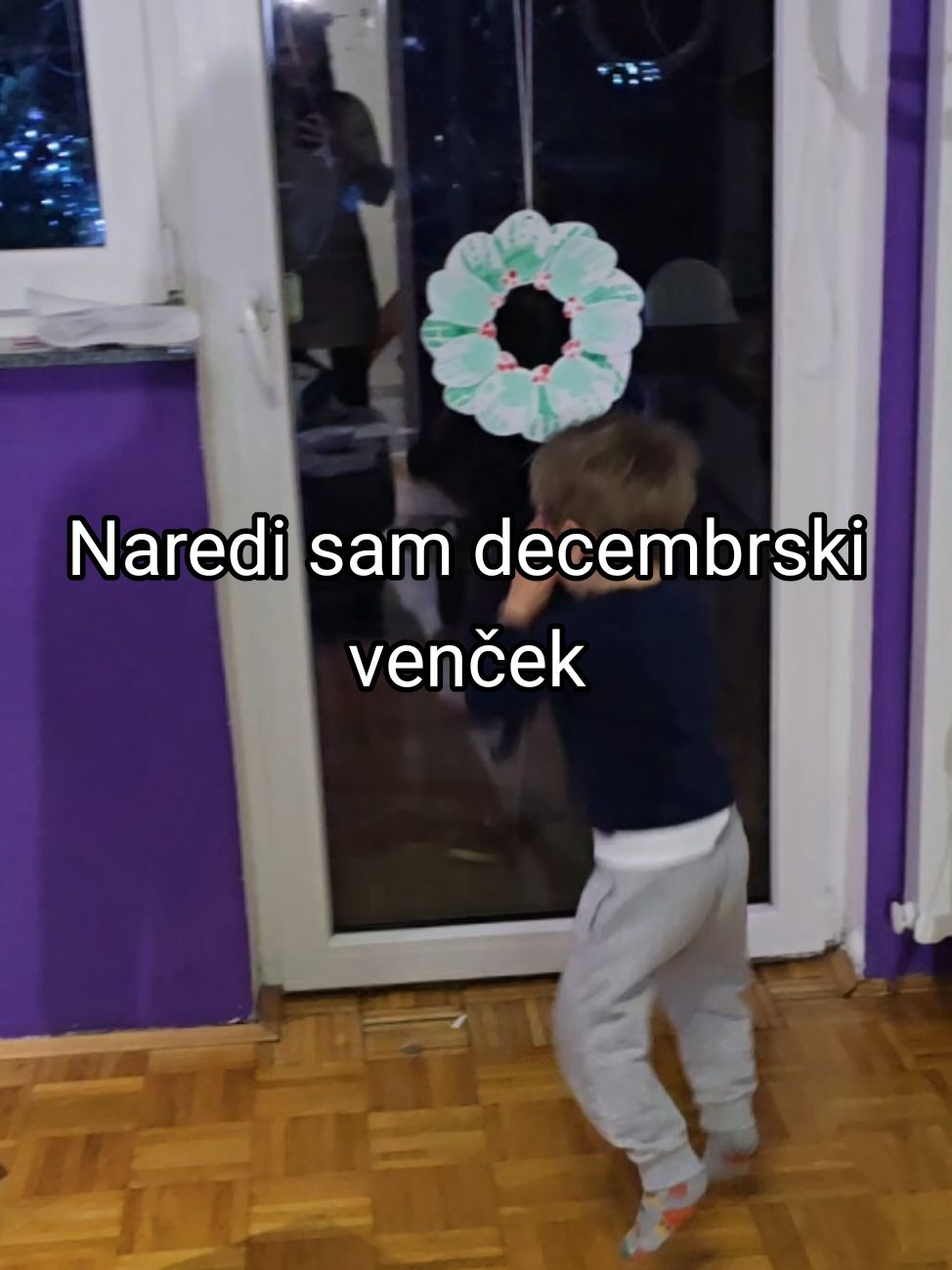 Končno je čas za malo decembrskega ustvarjanja - skupaj z malčkom lahko narediš krasen venček za na vrata. 🎄 Postopek je zelo enostaven! 😉 Kaj praviš, boste tudi vi kaj ustvarjali? 🤔❤️ #december #tiktokslovenia #slovenskitiktokerji #tiktokslovenija #ustvarjanje 