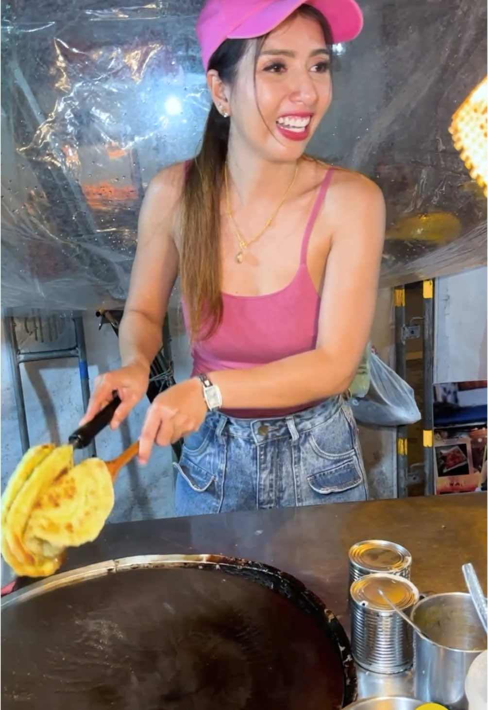 Puy Roti Lady in Pink Camisole Look #foodvendor #streetfood #thaigirl #thailadies #thaiwomen #thaistreetvendor #แม่ค้าในประเทศไทย #puyrotilady #rotilady