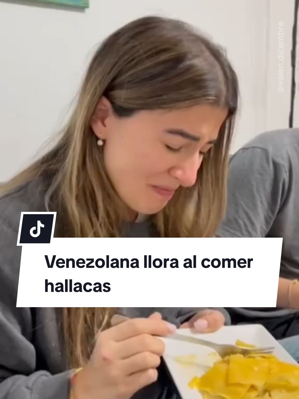 La hallaca  es un plato tradicional de Venezuela, por su similitud con los ingredientes, preparación, forma de cocción y envoltura se suele comparar con algunas variedades de tamales. #hallacas #hallacasvenezolanas #comidatiktok#venezuela#nostalgia #migracion#migracionvenezolana #parati #viralditiktok #viral_video