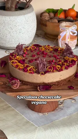 Cheesecake ‘armonia di spezie’ 🍰🌷🌸 INGREDIENTI PER LA BASE: • 250g di biscotti speculoos vegani • 60ml olio di cocco deodorato  PER LO STRATO PRINCIPALE: • 90g miglio • 420ml latte di riso • 200ml panna da cucina veg • 2 cucchiai spezie speculoos • scorza di 1 arancia bio  • 100g crema mandorle bianche • 100ml sciroppo d’agave • 4,5g di agar-agar  PER DECORARE: • scorza di 1 arancia bio • lamponi liofilizzati • petali di rosa non trattati • fiori di ibisco canditi  Le dosi sono per per una tortiera di 20cm di ⌀ e gran parte degli ingredienti - i biscotti speculoos vegan, l’olio di cocco, il miglio, le spezie speculoos, la crema di mandorle, lo sciroppo d’agave, l’agar agar e i lamponi liofilizzati sono di @koro_it {adv} Su @koro_it con il codice VEGANMOON hai un extra sconto del 5% sulla tua spesa, cumulabile agli sconti già presenti sul sito nella sezione “offerte”, che ti consiglio di sbirciare ogni tanto, io trovo sempre qualcosa di interessante! Inoltre, inserendo nel carrello un prodotto con il tag “spedizione gratuita” dalla sezione novità, non paghi la consegna qualsiasi sia l’importo del tuo ordine. Trovi il link nelle stories - anche in quelle in evidenza denominate ‘KoRo’ 💫 Salva la ricetta per provarla al più presto!!😋 E ricorda che puoi scaricare gratuitamente il ricettario con il mio Menù di Natale dal link in bio. Include 7 ricette: dagli antipasti al dolce, tutto in chiave vegetale e senza glutine + la ricetta per una bevanda fermentata deliziosa e perfetta per sorprendere tutti a Natale 🎄✨🎁 #cheesecakevegana #tortavegana #vegancheesecake #fioriedibili #dolcivegani #dolcevegano #ricettevegane #ricettavegana #miglio #senzalattosio #senzaburro 
