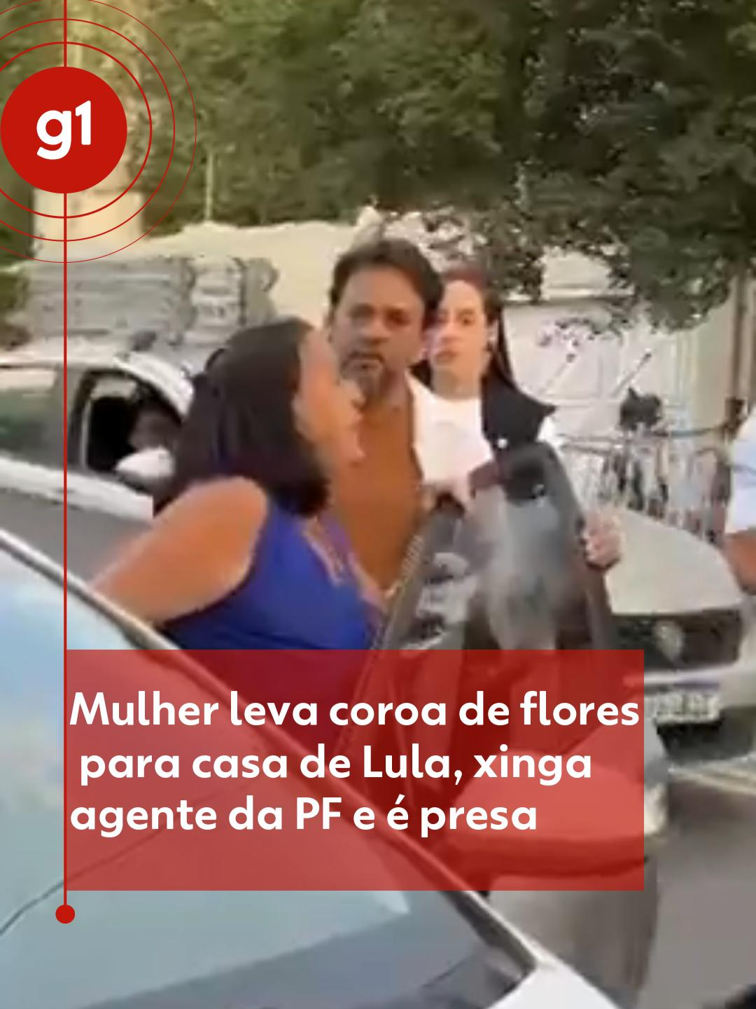 Blog da Andréia Sadi - Uma mulher que levou uma coroa de flores para a casa do presidente Lula (PT) em São Paulo foi detida nesta quarta-feira (18) por xingar de macaco um agente da Polícia Federal. Vídeos que circulam nas redes sociais mostram que Maria Rocha chegou ao local na tarde desta quinta-feira e tentou deixar a coroa de flores em frente à casa do presidente, que estava no imóvel. Segundo a CBN, a ação foi inibida pelos agentes de segurança da Presidência, que retiraram o material da calçada, e a impediram de sair do local até que prestasse informações. Maria, então, a volta para o carro e grita para um agente da PF: 