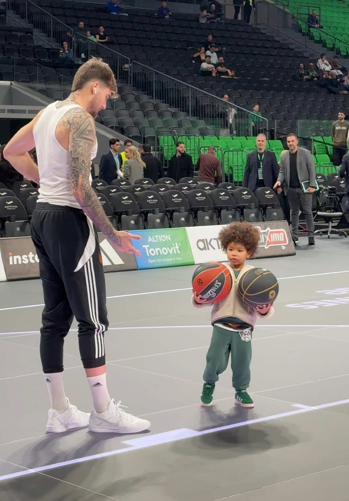 Juancho and Lessort Jr. at pre game shoot around 💚💚 #PAOFans #WeTheGreens #LiveTheGreenMagic #paobcaktor #paofamily #panathinaikos #athens #viral #paobc #juancho #hernangomez #Lessort #lessortjunior 