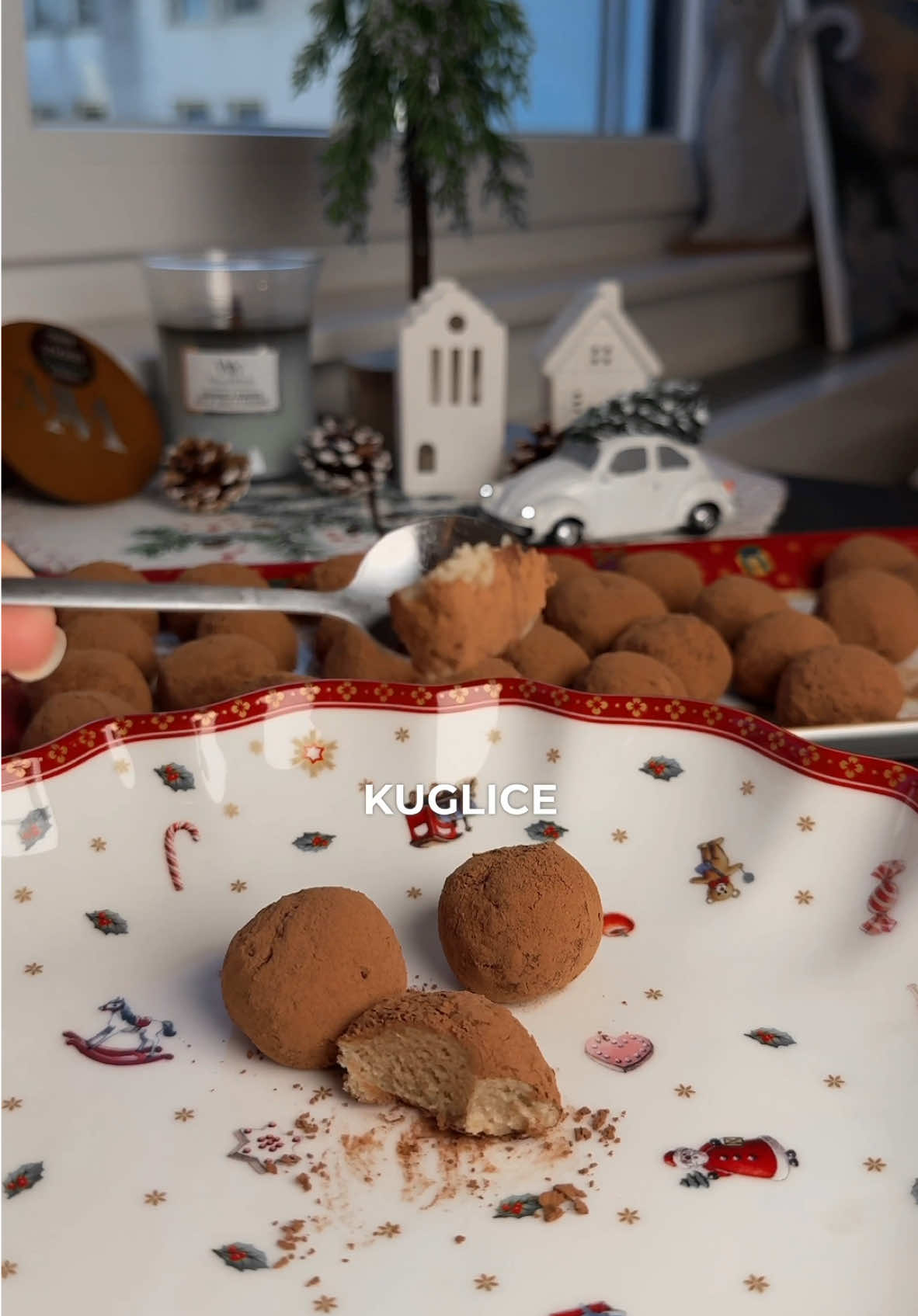 Tiramisu kuglice ☕️🎄 Sastojci: 300 g mascarpone 200 g piškota 100 g šećera u prahu 1-2 shota esspresa ovisi o želji za jačinom okusa kave 1/2 žličice ruma 1 žličica ekstrakta vanilije Kakao u prahu 1. Piškote usitnite u blenderu ili ručno 2. Izmiskasjte sve sastojke osim kakaa u prahu 3. Ostavite smjesu u frižideru 2 sata 4. Napravite kuglice koje onda uvaljate u kakao u prahu 5. Držite u frižideru prije posluživanja! Uživajte u ovim preslatkim kuglicama ✨☕️ #tiramisu #bozic #tiramisukuglice #kolaci 