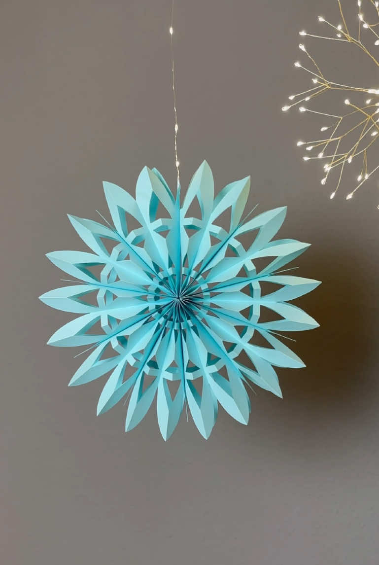 DIY 3D paper snowflake ❄️ @Moi.Toi.art #christmasdecor #paperart #moitoiart #papercraft #snowflakes #diycraft 