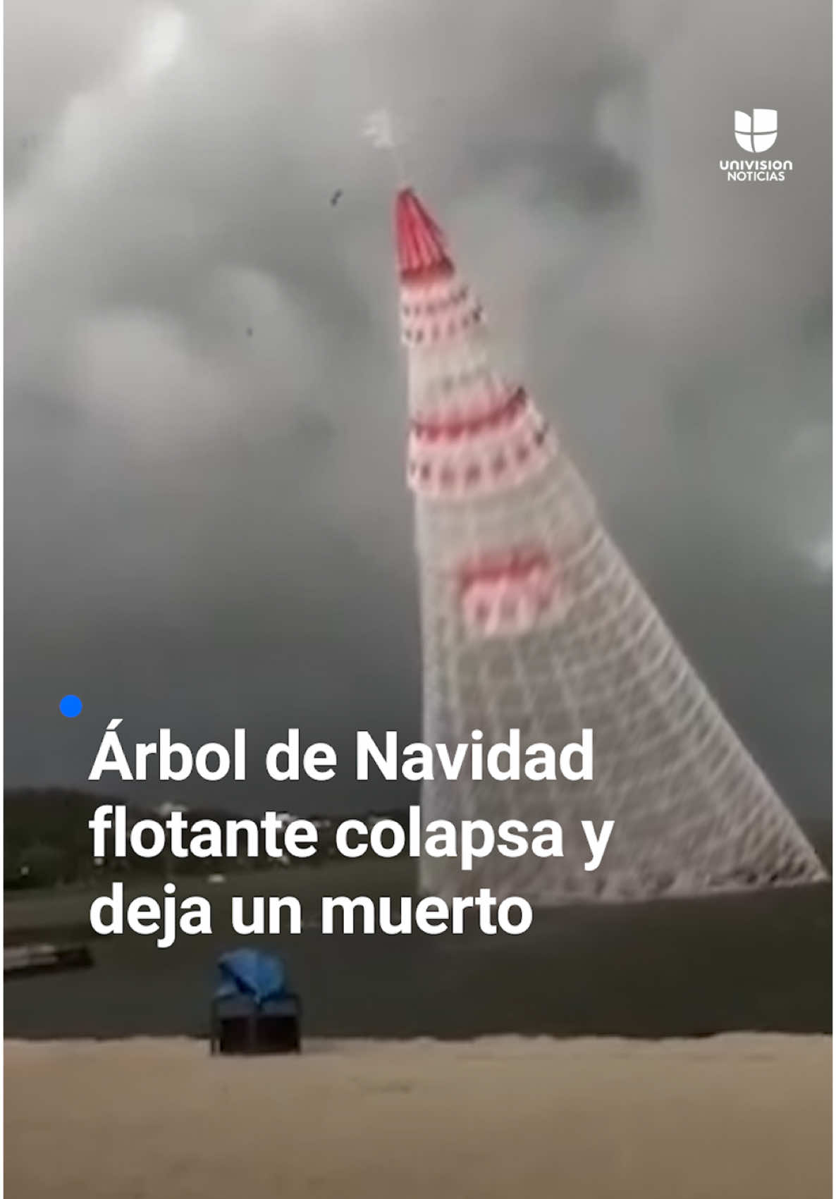 🎥 El momento en que un árbol de Navidad de 184 pies cayó sobre el agua: una persona murió. Trabajadores instalaban una estructura con forma de árbol de Navidad en una playa de la región metropolitana de Río de Janeiro cuando una tormenta llegó repentinamente. Las autoridades avisaron a los trabajadores, que evacuaban, cuando la estructura cayó. #árbol #ÁrboldeNavidad #ChristmasTree #uninoticias #riodejaneiro #brasil #brazil #uninoticias #univisionnoticias 