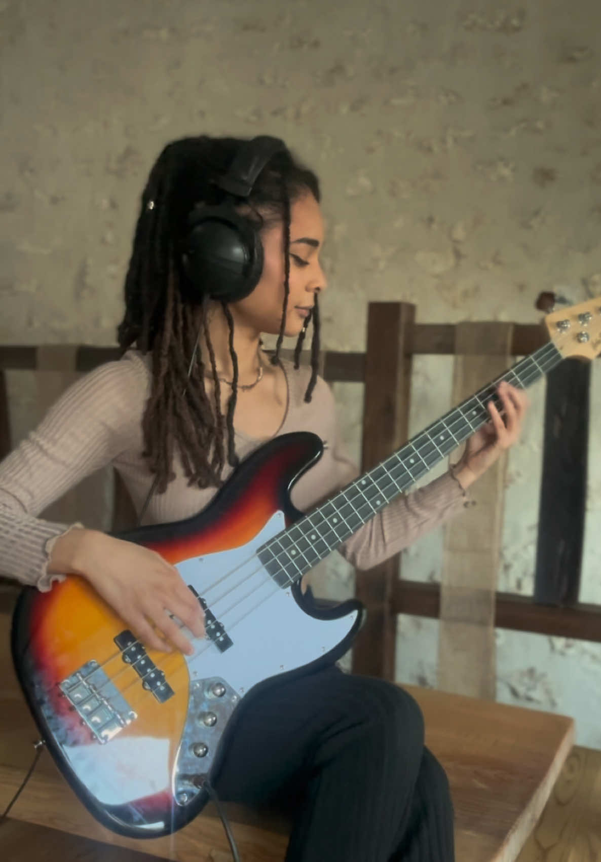 Qui est fan de reggae ici ? ❤️💛💚 #reggae #reggaeton #busysignal #onemorenight #basse #basse #pourtoi #pour #toi #fyp #fy #jamaica #locks #girl #music #guitar 