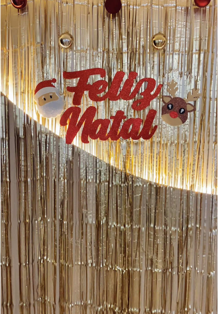 MAIS INSPIRAÇÕES DE PAINÉIS NATALINOS 🎅🏻🎈 Vocês pedem e é claro que a gente faz!  Materiais: ✨ 2 cortinas metalizadas ouro fosco da @silver_plastic  ✨ 1 painel Feliz Natal da @vivartefesta  ✨ 1 pacote de bolinhas vermelhas ✨ 1 pacote de bolinhas douradas ✨ Fio de nylon e clip adesivo #natal #feliznatal #decornatal #natal2024 #natal2024decoração 