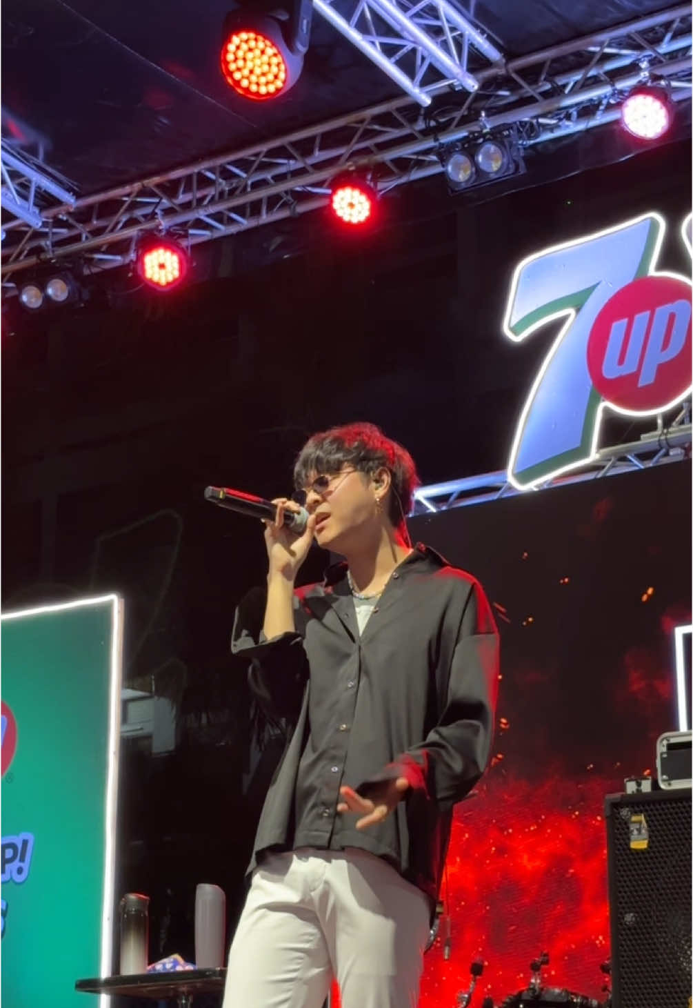 “ติดที่เค้านั้นมาก่อน” THE TOYS - เค้ามาก่อน original by ATLAS LIVE AT WHAT’S 7UP CAMPUS TOUR @King Mongkut’s University of Technology North Bangkok  #THETOYS #เค้ามาก่อน #7UPLemonSoda #WHATS7UPCAMPUSTOUR  #เปรี้ยวซ่าคู่มื้อแซ่บ #KMUTNB #Whattheduckmusic