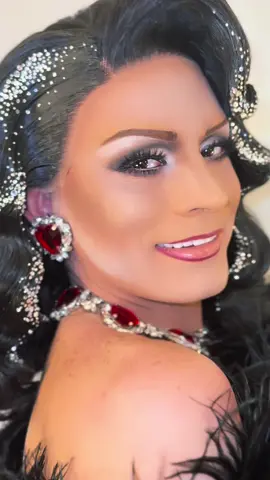 Du glamour, des paillettes… ✨ 💄 📹 @csbymargot  #dragqueen #drag #transformiste #makeup #spectacle #transformation #mood #fyp 