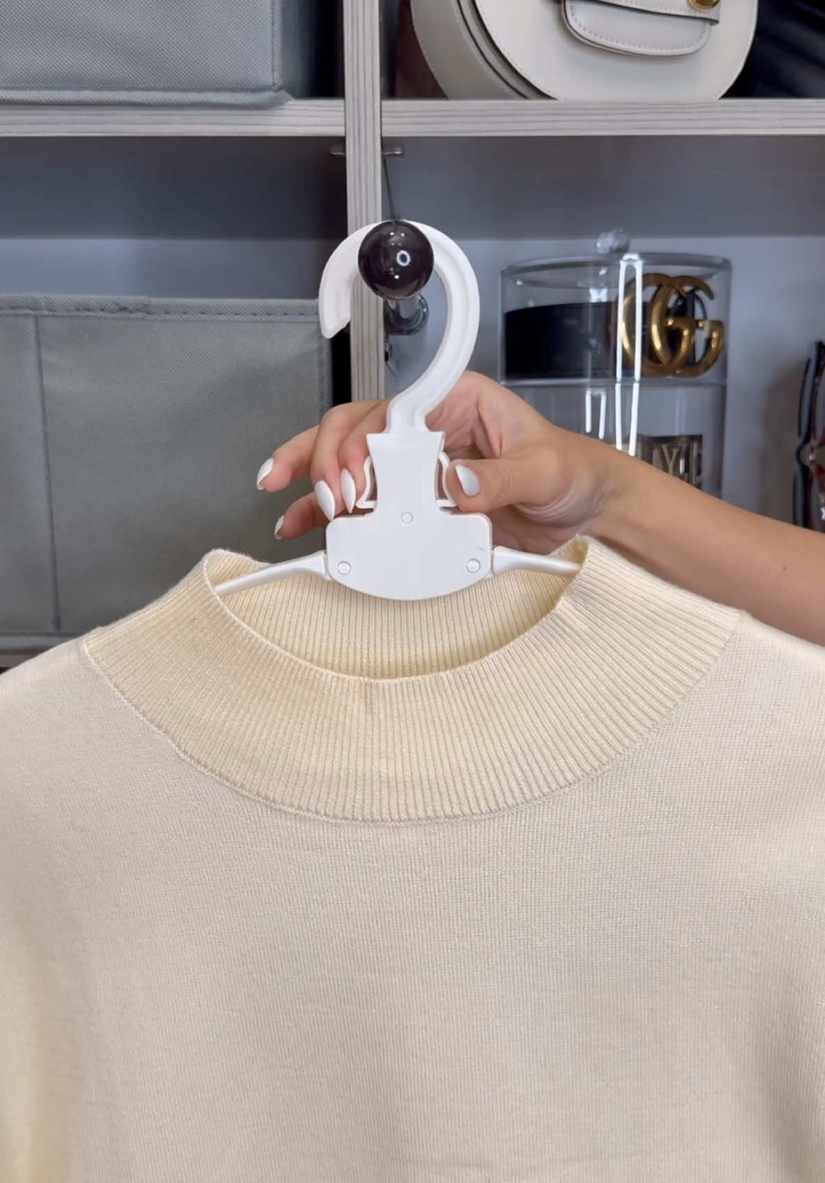 🔗In Bio! Stop streching your clothes with this collapaible hanger 🙌🤍 #amazonhome #closethack #clothestips #closetorganizer #closetorganizationhacks #foldingclothes #collapsiblehanger #amazonmusthave #founditonamazon #protectclothes #closetorganizer #LifeHack 