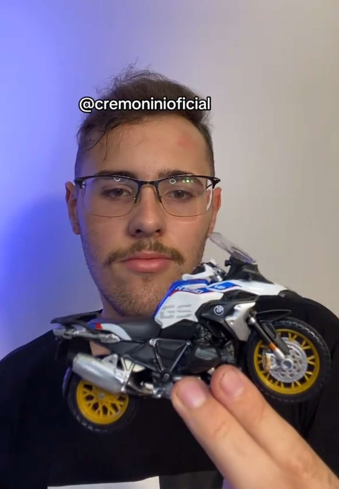 Uma verdadeira raridade em escala 1:18! 🏍️✨ Esta miniatura exclusiva da BMW GS 1250 é um sonho para colecionadores e apaixonados por motos. Detalhes incríveis e difícil de encontrar, é uma peça que merece destaque em qualquer coleção. Quem mais gostaria de ter essa preciosidade? 🤩 #BMWGS1250 #MiniaturaRara #Colecionismo #Motociclismo #cremonini #cremoninicustoms #mini #miniatura 