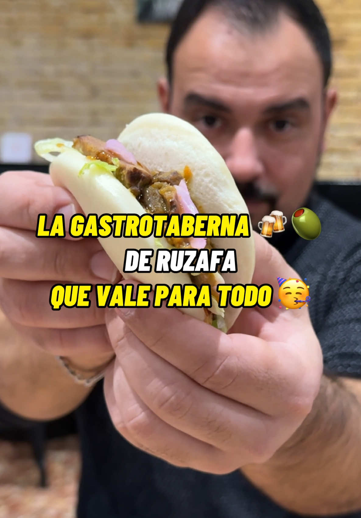 ¡LA GASTROTABERNA 🍻🫒 DE RUZAFA QUE VALE PARA TODO 🥳! @elrojo.ruzafa 📍 Calle Literato Azorín 10, Valencia Ruzafa siempre ha sido uno de los barrios con más bullicio de Valencia 😎, donde puedes encontrar de todo, pero que en los últimos años muchos hosteleros han tenido que subir los precios en esta zona debido a su encarecimiento en los últimos años 😫. Cuando voy paseando por el barrio siempre echo de menos la posibilidad de encontrar un sitio que me valga para todo: que ofrezca buen tapeo 🧆, que puedas estar de tardeo con un cóctel🍹, que puedas echarte unas cartas en su terraza 🃏o que puedas celebrar un cumpleaños 🎂 con 20 amigos con una buena barra libre 🍺. Y además de todo esto, que la comida sea realmente buena calidad/precio para la zona 🫣. Pues os puedo decir que lo he encontrado 🥳. Notas 🏅 Cocina: 9/10 Servicio: 10/10 Local: 8/10 Calidad-Precio: 8.5/10 Precio 💶: 20€ - 30€ pp. Plato ⭐: Bombones de yema 🤤 A destacar: La relación calidad/precio de sus tapas está por encima de lo que ofrece el barrio. A mejorar: La decoración del local poco a poco va a mejor. ℹ️ Lunes y Martes cerrado. Ideal para grupos. Aparcamiento difícil. Colaboración. Petfriendly 🐶. #tapas #ruzafa #tapeo #cerveza #tardeo #comerenvalencia #cenarenvalencia #valencia #croquetas #elfartonet #fartonet #cubatas#recipes #fries #wings #brioche #realfood #jamon #vegan