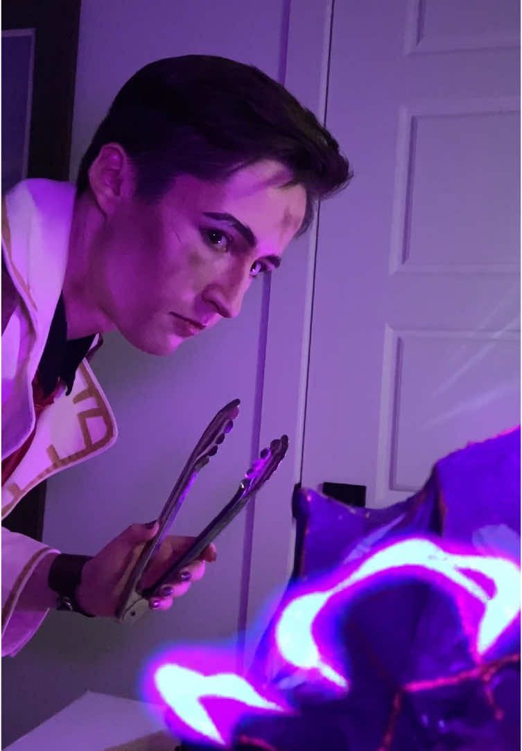 Gotta make sure they work first (but really, that being his first instinct had me dying 😭) Jayce - @Dallas Ryder #arcane #arcaneseason2 #arcanecosplay #viktorarcane #jaycearcane #jaycetalis #jayvik