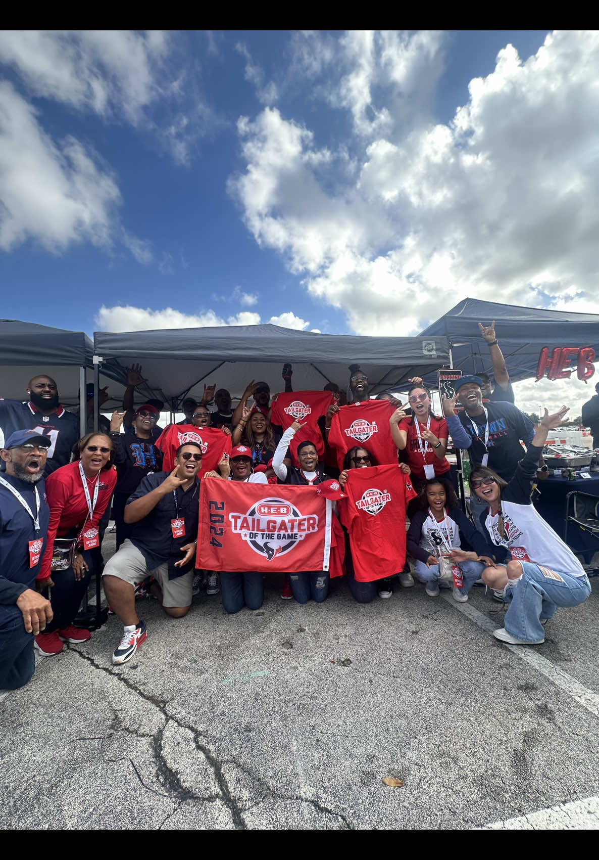 ad//There's no party like the H-E-B Houston Texans Tailgate Party! We partnered with H-E-B as official judges for the Tailgater of the Game this week, and wow, it was so much fun! We had the chance to visit the top three tailgates, and one lucky winner would win the title 