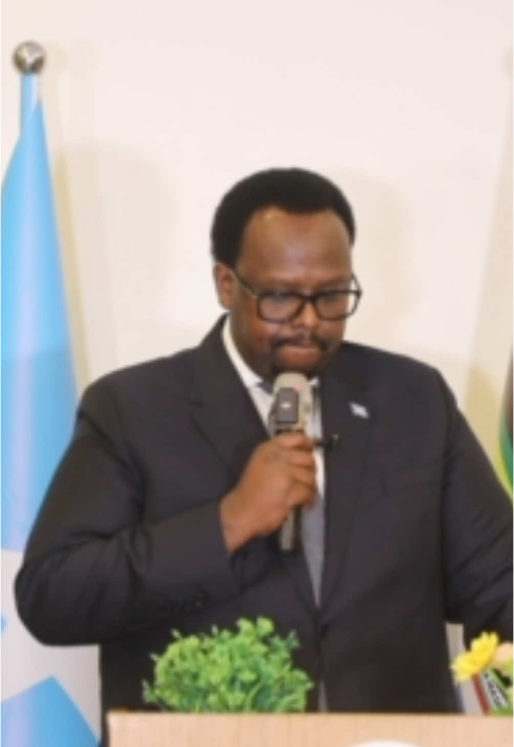 The signing ceremony of several MOUs between the Federal Republic of Somalia and the United Republic of Tanzania in Mogadishu today, including general cooperation, defense, health, and tourism. 🇸🇴 🇹🇿  #Somalia  #Tanzania 