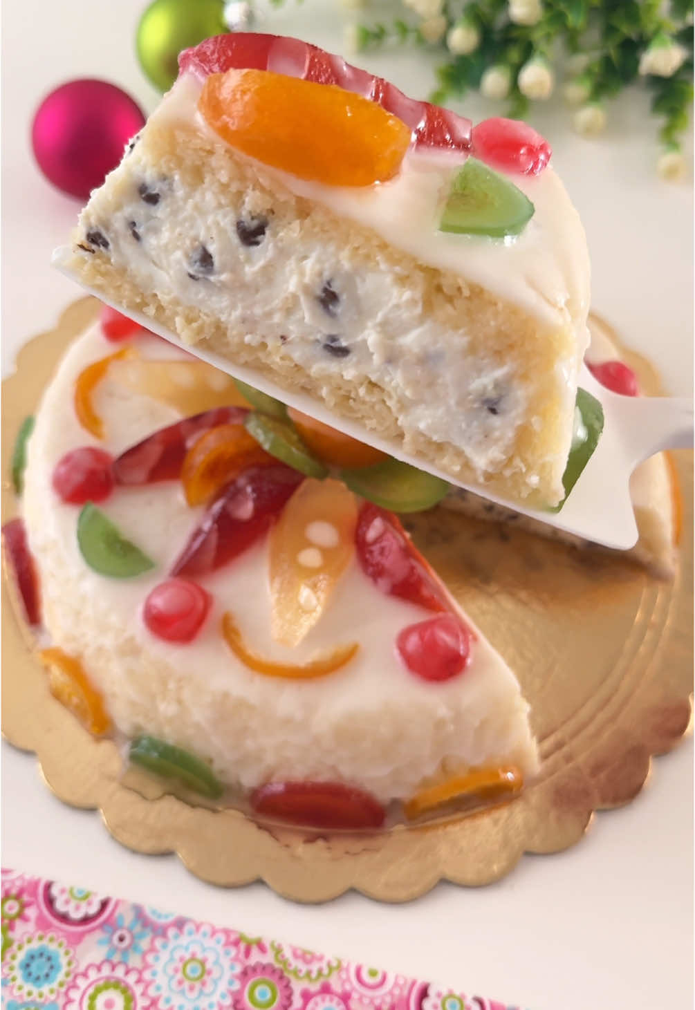 CASSATA DI PANDORO 🍒 Ingredienti: 1 pandoro da 750 g q.b. frutta candita Per la crema di ricotta: 750 g ricotta (ben asciutta) 150 g zucchero 75 g gocce di cioccolato fondente q.b. vaniglia Per la bagna: 100 g acqua 50 g zucchero 1 cucchiaio rum (o altro liquore a piacere) Per la glassa: 200 g zucchero a velo 40 g acqua #cassata #cassatasiciliana #pandoro #panettone #sicilia #siciliabedda #torta #natale #capodanno #ricetteveloci #ricettepervoi #cucinacontiktok #fyp #perte #foryou #viral #virale