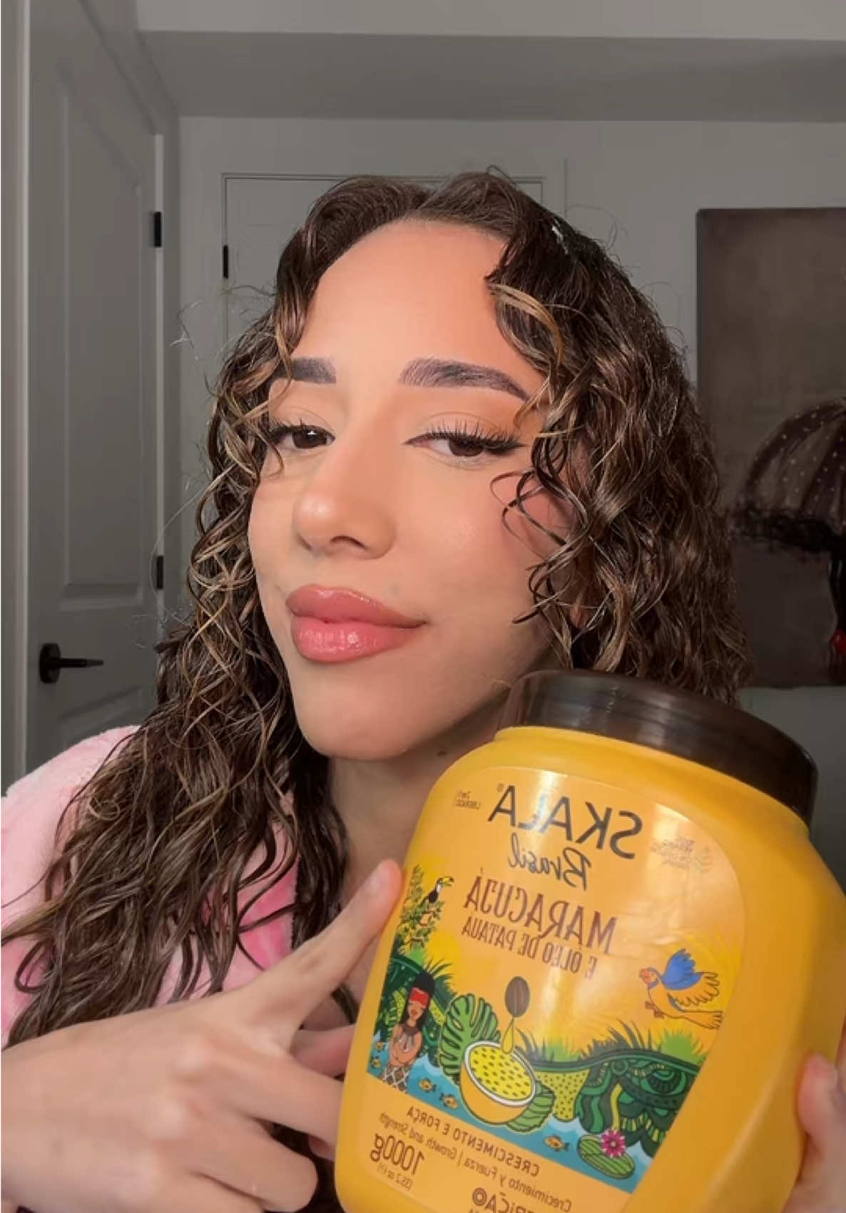 Skala for the curls>>😍💕 Inspo: @Fabrice Goffinet  #fyp #hairtok #fypシ #curlyhairroutine #haircare #curltutorial #curlygirlmethod #curlygirl #curls #curlcream #curltok #healthycurls #hairstyle #relatable #definingcurls #hydration #hydratinghaircare #curldefinebrush #curlyhaircheck #curlyhair 