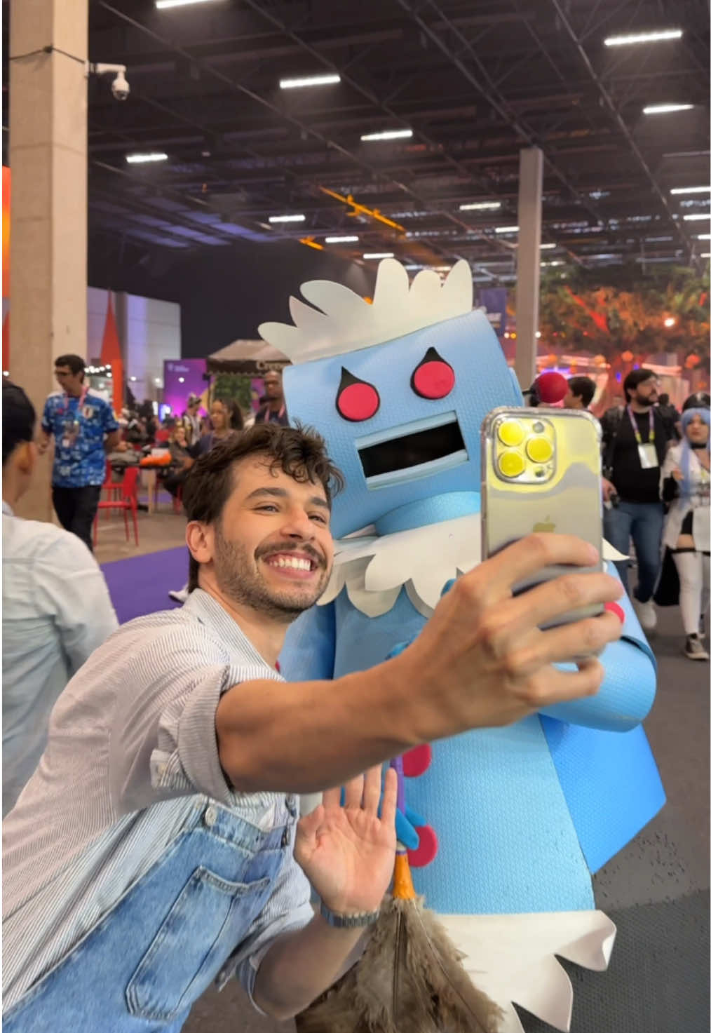 Quem aqui fez igual ao @Gabriel Holtz e também mudou de personalidade várias vezes na #CCXP24? 