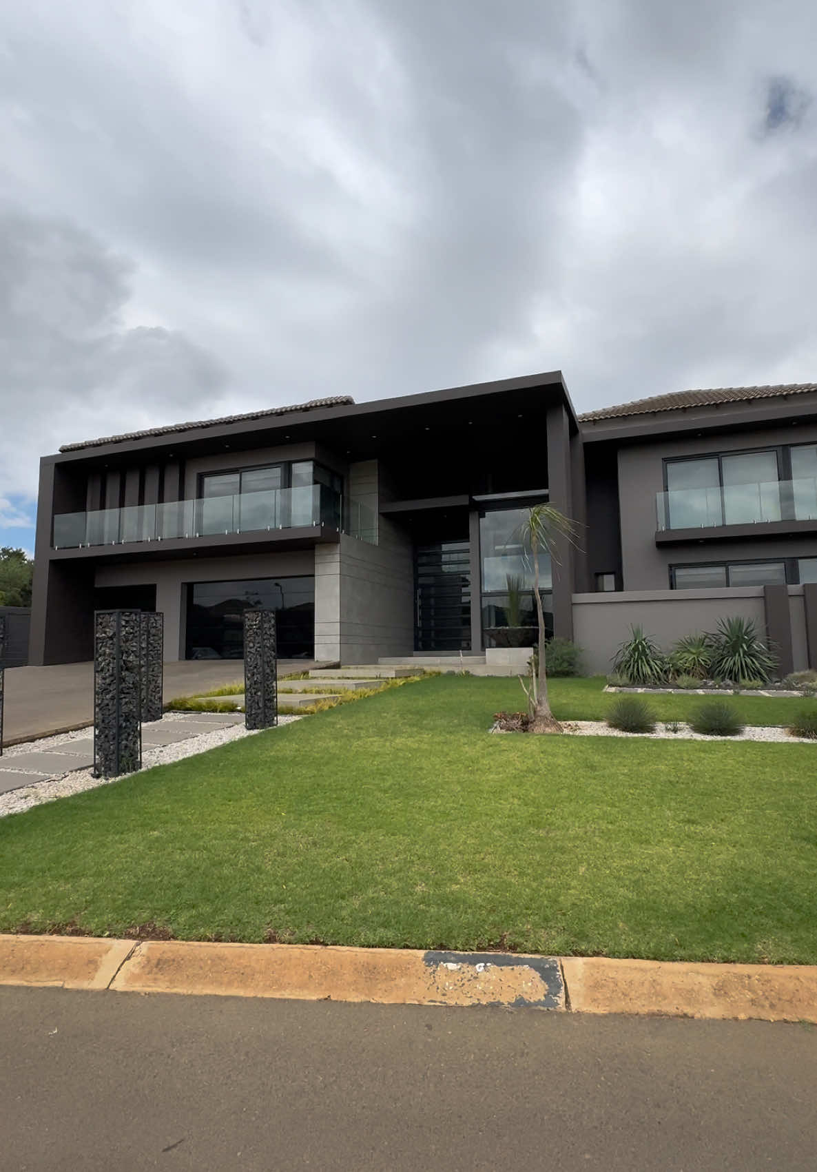 Drive By 😬🙌🏻! Can you guess the estate? Its in the South of Joziiii 🔥 #SAMA28 #Lifestyle #luxury #fyp #fypシ #fypシ #fypシ゚viral #viral #viralvideo #viraltiktok #trending #southafrica #johannesburg #Love #realestate #whattowatch 