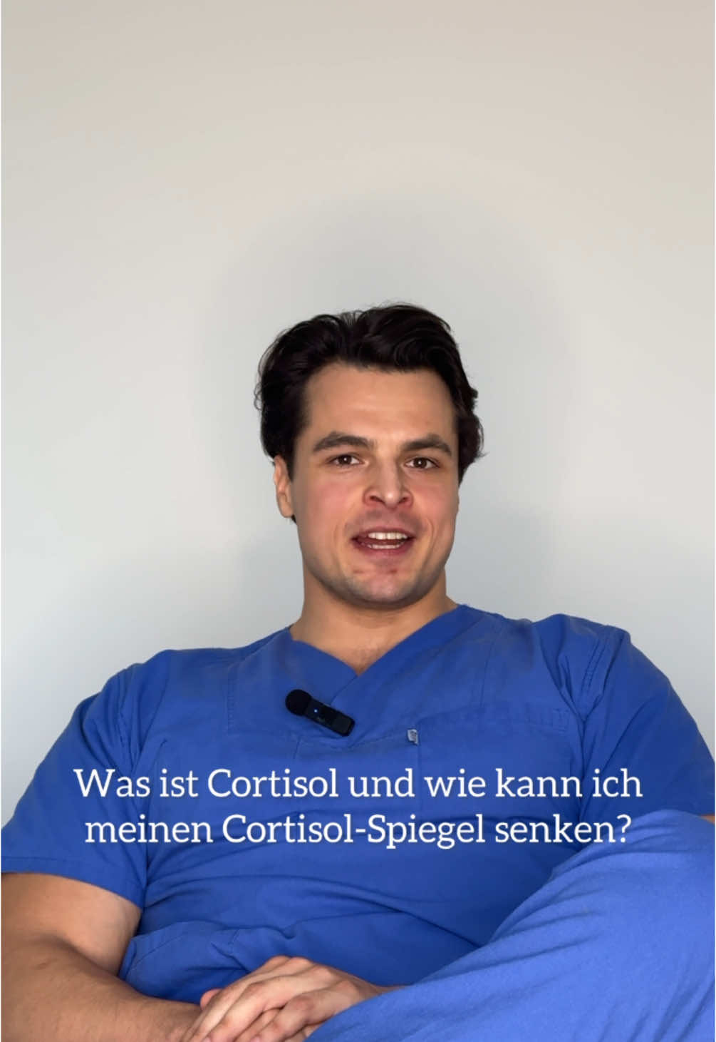 Was ist Cortisol und wie kann ich meinen Cortisol-Spiegel senken?🎢❤️‍🩹✨ Kortisol ist ein Stresshormon, dass zu einem hohen Blutzucker führt, Muskelproteine abbaut und langfristig zu Blutdruck- und psychischen Problemen führen kann. Am Morgen ist die Ausschüttung von Kortisol am höchsten. Um dem entgegenzuwirken empfiehlt es sich morgens Kohlenhydrate zu sich zu nehmen. Hierfür eignet sich eine Kombination aus Obst und Vollkornprodukten. Weitere Möglichkeiten um deinen Cortisolspiegel langfristig zu senken sind Bewegung, Entspannung und eine ausgewogene Ernährung. #glims #nährstoffe #supplements #cortisol #cortisolcontrol #cortisolmanagement #aufklärung #gesundleben #longevity #longevitylifestyle 