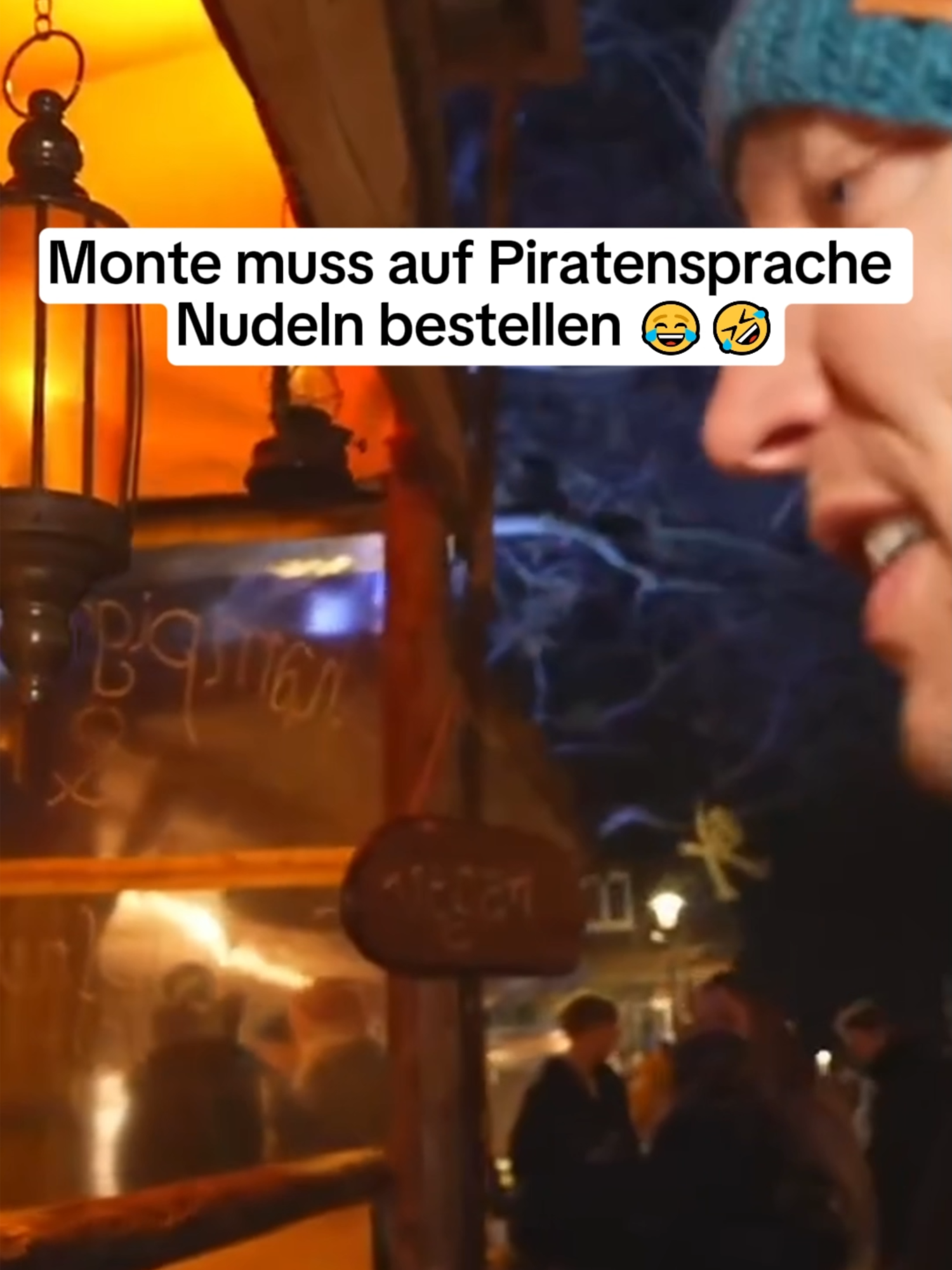 Monte muss auf Piratensprache Nudeln bestellen 😂🤣 #monte #montanablack #montanablack88 #piratensprache #pirat #sprache #bestellen #spaß #funnyy #sascha #hellinger #unsympathischtv #kirmes #weihnachten #weihnachtsmarkt #irl #streamer #twitch #event