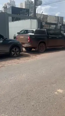 Esse vídeo repercutiu muito durante essa semana sobre a Hilux está parado na porta de estacionamento ou garantem não sei bem,  e uma sw4 queria sair e saiu empurrando ela. Iai qual sua opinião sobre a atitude? Esperava o dono tirar a caminhonete? Chamava a polícia ou Empurrava também 👻?