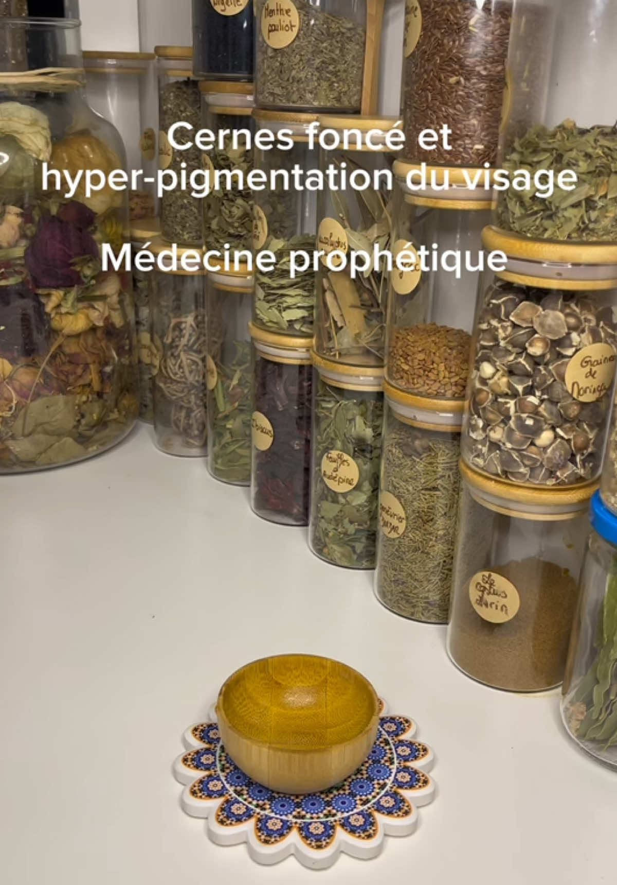 As salam aaleykoum 🌸 Voici mon mélange naturel pour les cernes et les zones sombres, alliant curcuma, miel, café et eau de rose + oliban. Le curcuma, avec ses propriétés anti-inflammatoires, aide à éclaircir les zones sombres et réduire les cernes, tandis que le miel hydrate et nourrit la peau en profondeur. Le café, riche en antioxydants, stimule la circulation sanguine et réduit les poches. L'eau de rose et oliban apaisante tonifie,rafraîchit la peau et resserre les pores . Ce soin, inspiré des traditions naturelles, offre un teint lumineux et un regard frais. #MédecineProphétique #MédecineNaturelle #pourtoii #islamic_media💯🙏🕋 #SoinNaturel #foruyou #RemèdesProphétiques #fyp #Santé #skincare #recette #PerteDePoidsNaturelle 