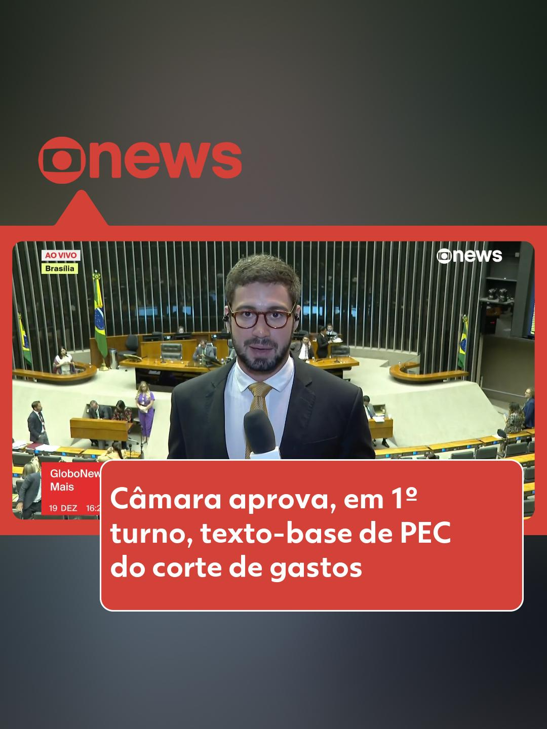 Pacote fiscal - A Câmara dos Deputados aprovou nesta quinta-feira (19), em 1º turno, o texto-base da Proposta de Emenda à Constituição (PEC) que cria novas regras para o abono salarial e prorroga a desvinculação de receitas da União, que libera recursos antes alocados em determinadas áreas. 🔎Por se tratar de uma sugestão de mudança à Constituição, a PEC ainda precisa ser submetida a um 2º turno de análise, onde são necessários, no mínimo, 308 votos favoráveis. Antes disso, porém, os deputados ainda votarão os chamados destaques — sugestões de mudança ao texto original. Encerradas as duas etapas, a PEC poderá seguir para análise do Senado. Após negociações, o relator da PEC, deputado Moses Rodrigues (União-CE), desidratou parte das medidas previstas no texto. Na prática, isso diminui o tamanho do corte de gastos que será obtido. O mercado acompanha de perto as movimentações no Congresso. O temor de que a contenção de despesas seja insuficiente tem levado à queda na Bolsa de Valores e à alta na cotação do dólar. Com plenário esvaziado, foram 344 votos favoráveis a 154 contrários. Ao todo, 503 deputados registraram presença, que foi flexibilizada por Lira na manhã desta quinta, permitindo registro remoto. Saiba mais no #g1. #câmaradosdeputados #PEC #cortedegastos #tiktoknotícias