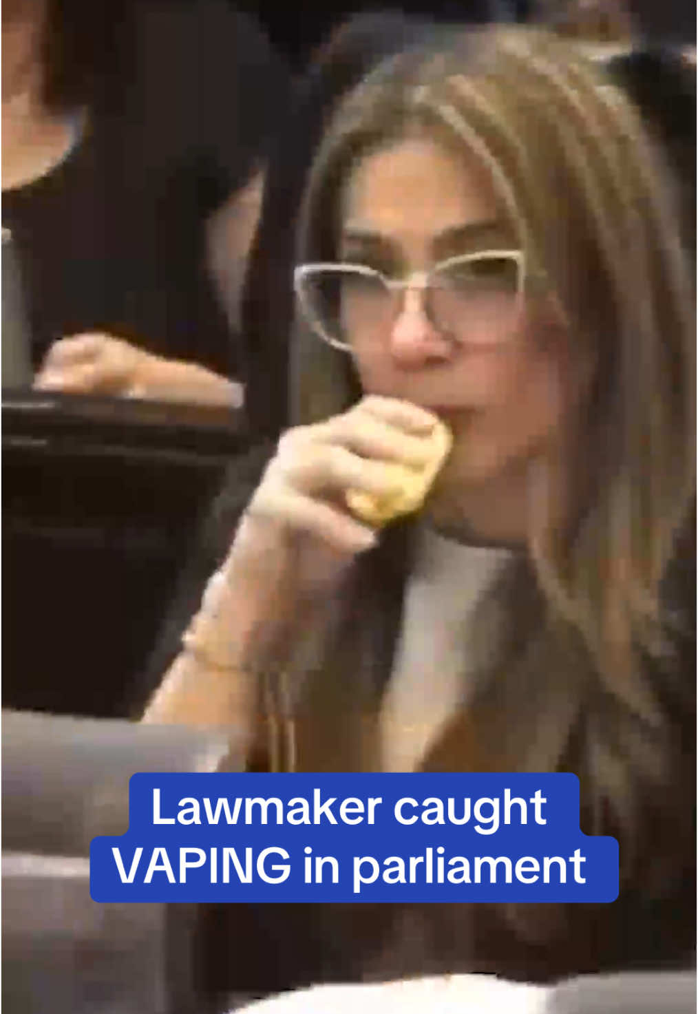 Cathy Juvinao, a lawmaker in Colombia, was caught using a vape just seconds before speaking during a parliamentary session. #news #politics #viral #caughtoncamera 