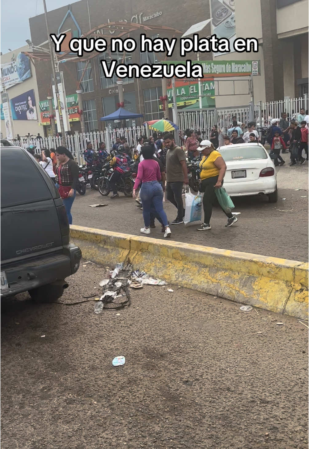 Gran bazar colapsado.  Esa gente puro zelle.  Demasiado dinero en la calle.  Y yo soy el único que anda pelaoooo🤣🤣🤣 #mcbo #maracaibo #bazar #granbazarmcbo #viral #tiktok #usa 