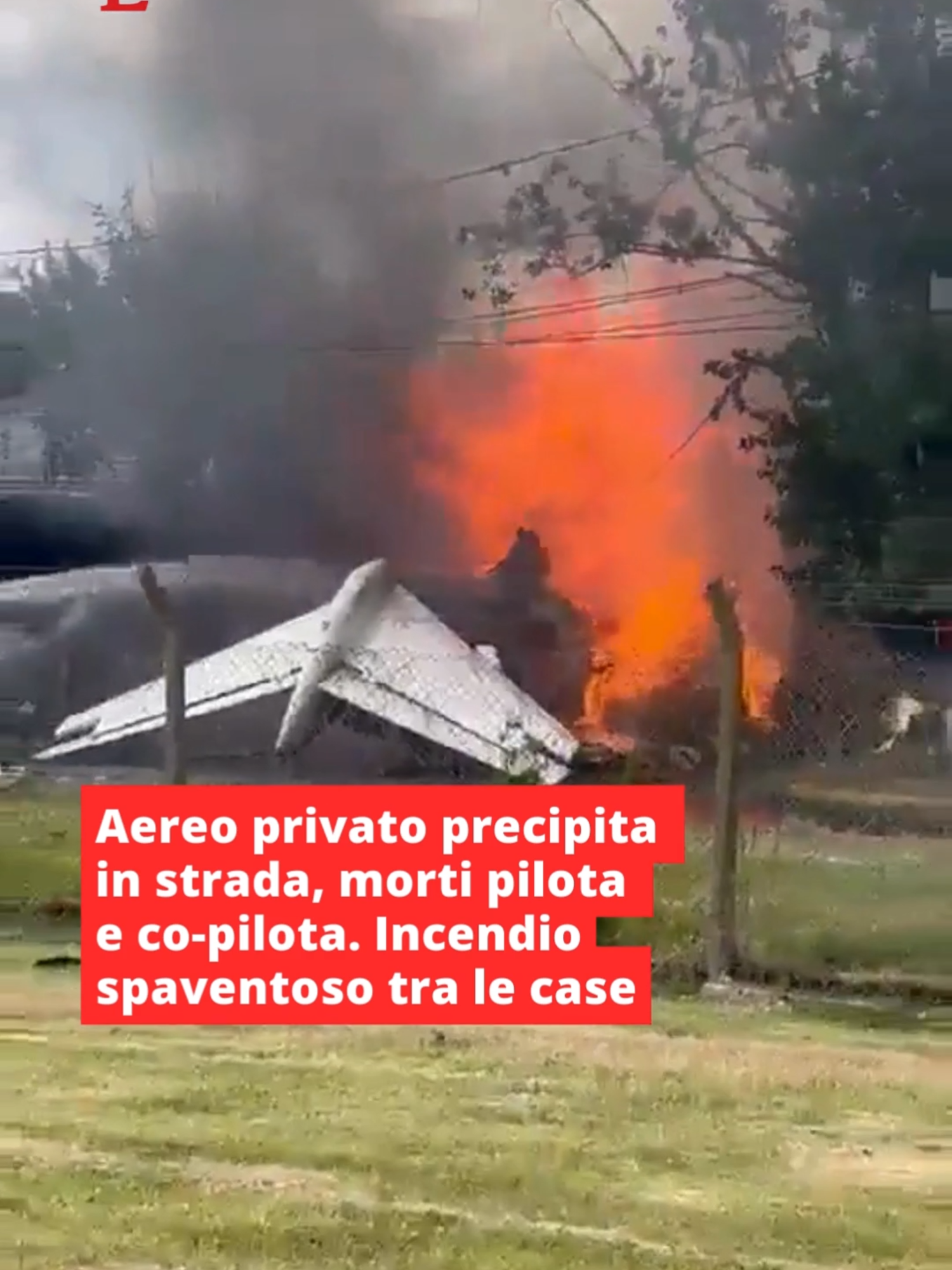 Un'uscita dalla pista prima dell'atterraggio, poi la disgrazia. Un jet privato – modello Bombardier Challenger 300 – si è schiantato in fase di atterraggio nel pomeriggio di ieri, 18 dicembre, nell'aeroporto di San Fernando, a nord della capitale argentina Buenos Aires. A perdere la vita i due uomini, pilota e co-pilata, gli unici all'interno del velivolo.⁠ ⁠ Il jet, di proprietà del banchiere e presidente del Club River Plate, Jorge Brito, ha preso immediatamente fuoco provocando un incendio che ha coinvolto anche alcune delle abitazioni prossime alla pista.⁠ ⁠  👉🏻 Link in bio⁠ ⁠  #Leggo