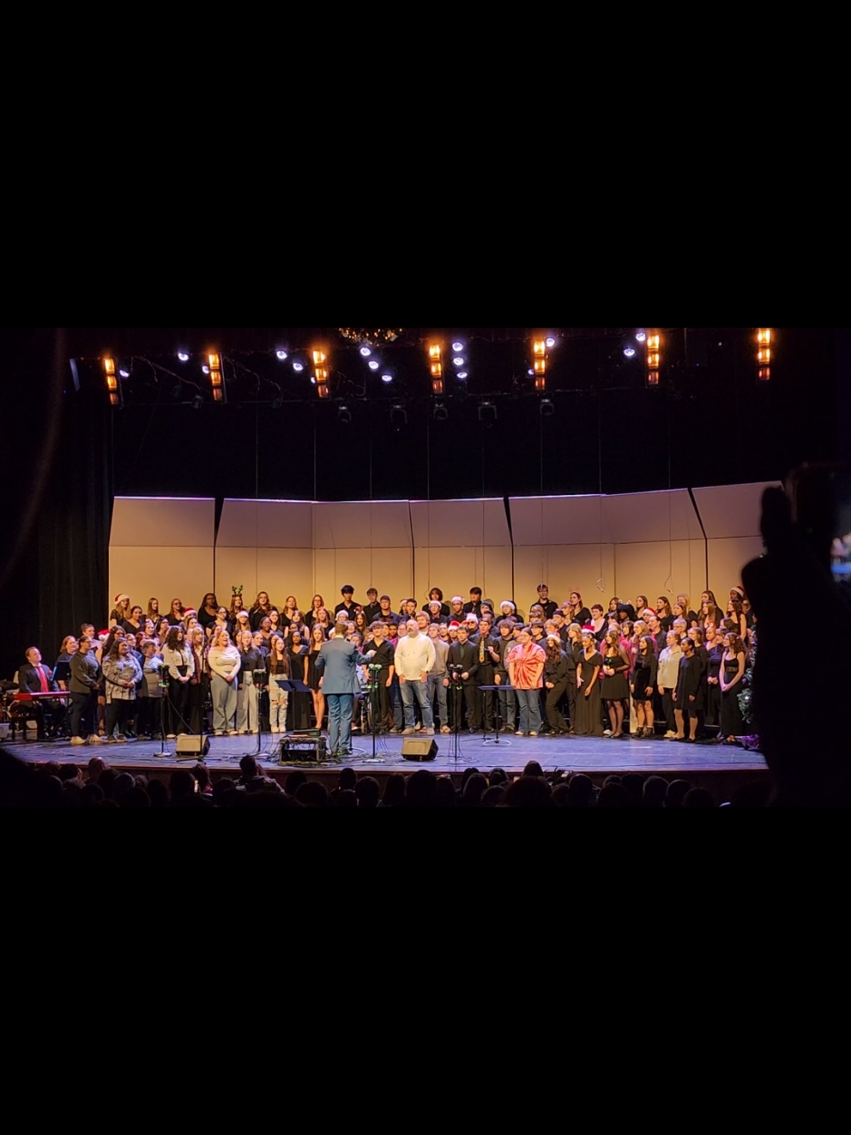 high school choir alumni singing Carol of the Bells #carolofthebells #christmas #chtistmas2024 #christmascarol #christmasmusic #highschool #choir #alumni 