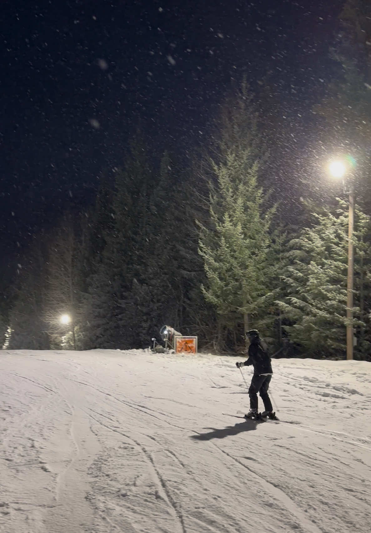 Night snowboarding >