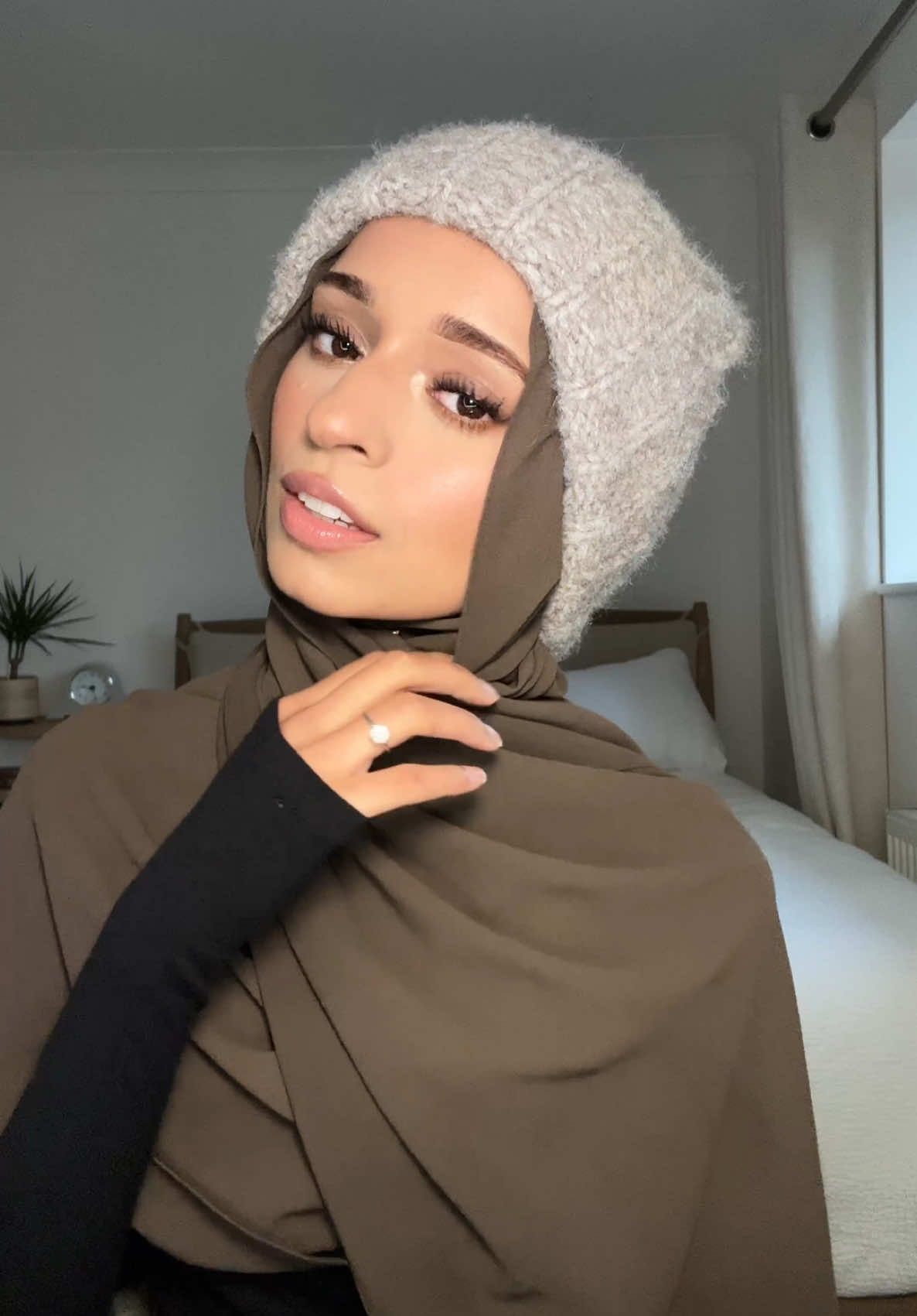 How to make it look cute! Hope this helps❄️🧕🏼 #hijabi #hijabtutorial #hijabstyle #HijabFashion #hijabigirl @sscbeauty 