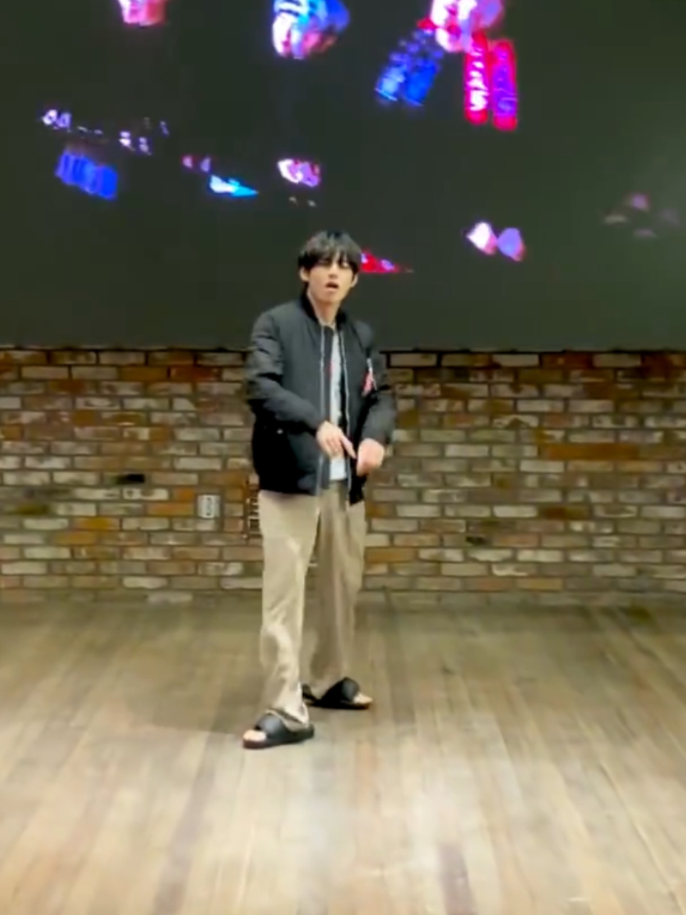 Kim Taehyung Dancing To Mic Drop #V #Taehyung #Micdrop #Dance #BTS #Bangtan #Army