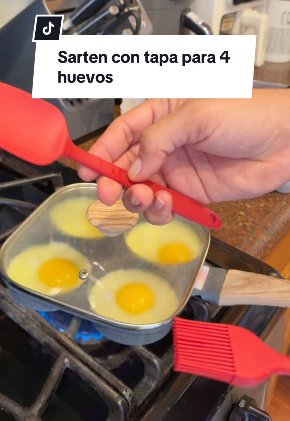 Sarten para huevos, con cuatro compartimientos, antiadherente y tambien incluye tapa y dos utensilios del silicional #pan #nostickpan #egg #eggs #eggsandwich #sartenantiadherente #sartenhuevos #homedecor #homekitchen #KitchenHacks #TikTokShopCreatorPicks #giftguide #tiktokshophollydayhaul  #mademyyear 