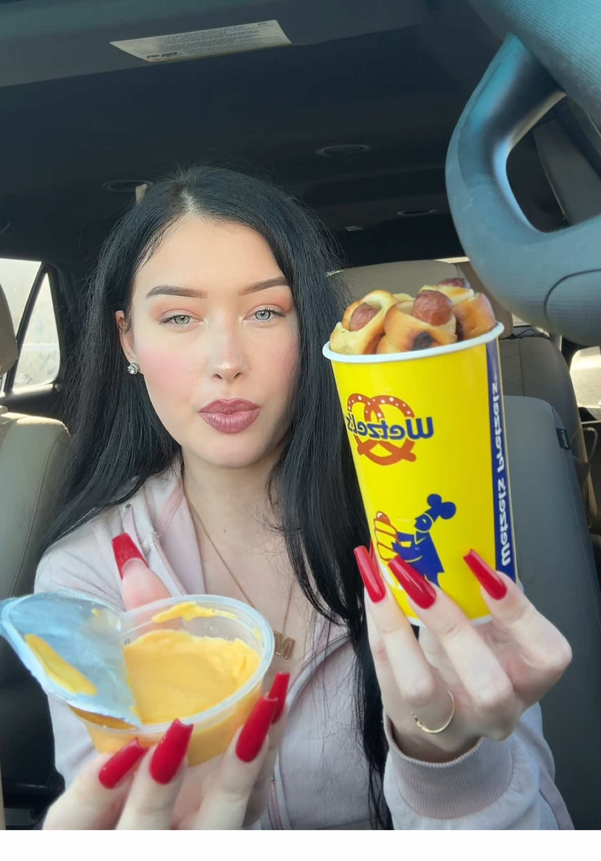 eating wetzel pretzel hot dog bites #mukbang #eatwithme #wetzelspretzels #eating 