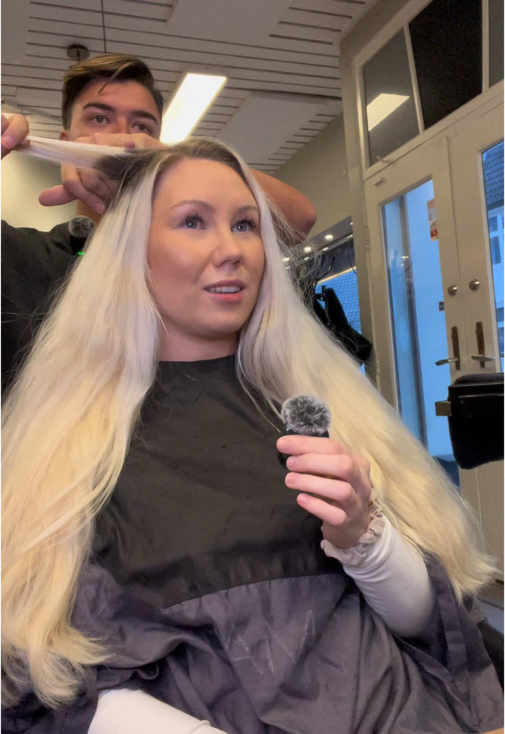 Fra platina til en ned tonet blonde 🥹 Håper dere liker videoen! 🫶🏽🎄 Husk å booke din neste time! Tar imot bookinger via DM på instagram eller mail (bio) ♥️ Håper alle sammen har en fin førjuls tid 🥰 #toneddownblonde #reversebalayage #blonde #balayage #balayagehair #platinum #konsultasjonsvideoer #konsultasjon #frisørtiktok #frisørtime #frisørbergen #hairbynichosv #hårvideo #foryou #fyp #fordeg #frisørnorge #hårforandring #bakstolen #hårfarge