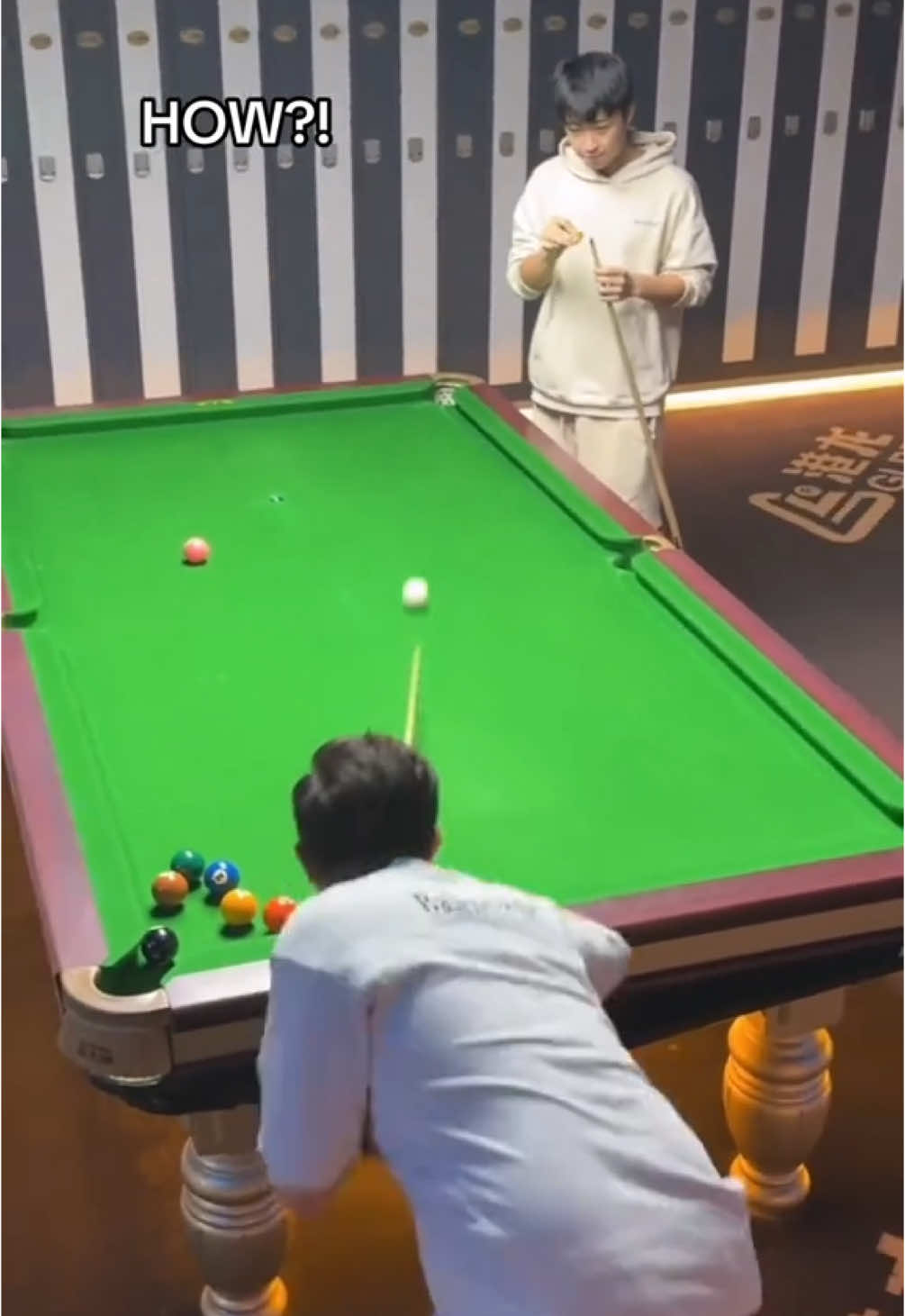 Ain’t no way 🤯😂 (zsl1313/IG) #pool #pooltrickshots #trickshot #billards 