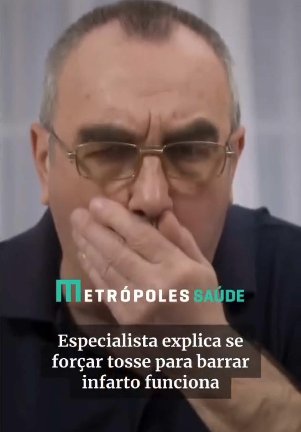 Uma onda recente nas mídias sociais reavivou uma técnica curiosa do final da década de 1970 chamada Reanimação Cardiopulmonar Induzida por #Tosse. Um post afirma que esse método pode ajudar as pessoas, se estiverem sozinhas, a sobreviver a um ataque cardíaco tossindo ritmicamente para manter o coração batendo. A ideia é impressionante e dramática, muitas vezes apresentada como um truque para salvar vidas, mas que não é isento de controvérsias. O conceito de RCP induzida por tosse tem origem em práticas médicas usadas em ambientes específicos e controlados, como algumas formas de cirurgias cardíacas realizadas em um hospital. Nessas situações, os médicos podem instruir os pacientes a tossir com força para manter momentaneamente o fluxo sanguíneo e a consciência ao sofrer um ritmo cardíaco anormal e irregular (arritmia). No entanto, essa técnica não se destina a ser usada fora de um hospital. Ainda assim, isso não impediu que ela fosse retratada como um salva-vidas universal, principalmente em publicações que viralizaram (mais de 270.000), produzidas para obter o máximo de compartilhamento. Ataques cardíacos e paradas cardíacas são emergências médicas distintas. Um #infarto ocorre quando o fluxo sanguíneo para o coração é bloqueado devido ao acúmulo de colesterol e coágulos sanguíneos nas artérias que fornecem ao músculo cardíaco o oxigênio e os nutrientes necessários para seu pleno funcionamento. Uma parada cardíaca ocorre quando o sistema elétrico do coração apresenta mau funcionamento, fazendo com que ele pare de bater de forma eficaz. A #RCP pela tosse, se é que funciona, só se aplica a determinados tipos de arritmias e não a ataques cardíacos ou parada cardíaca total. #TikTokNotícias