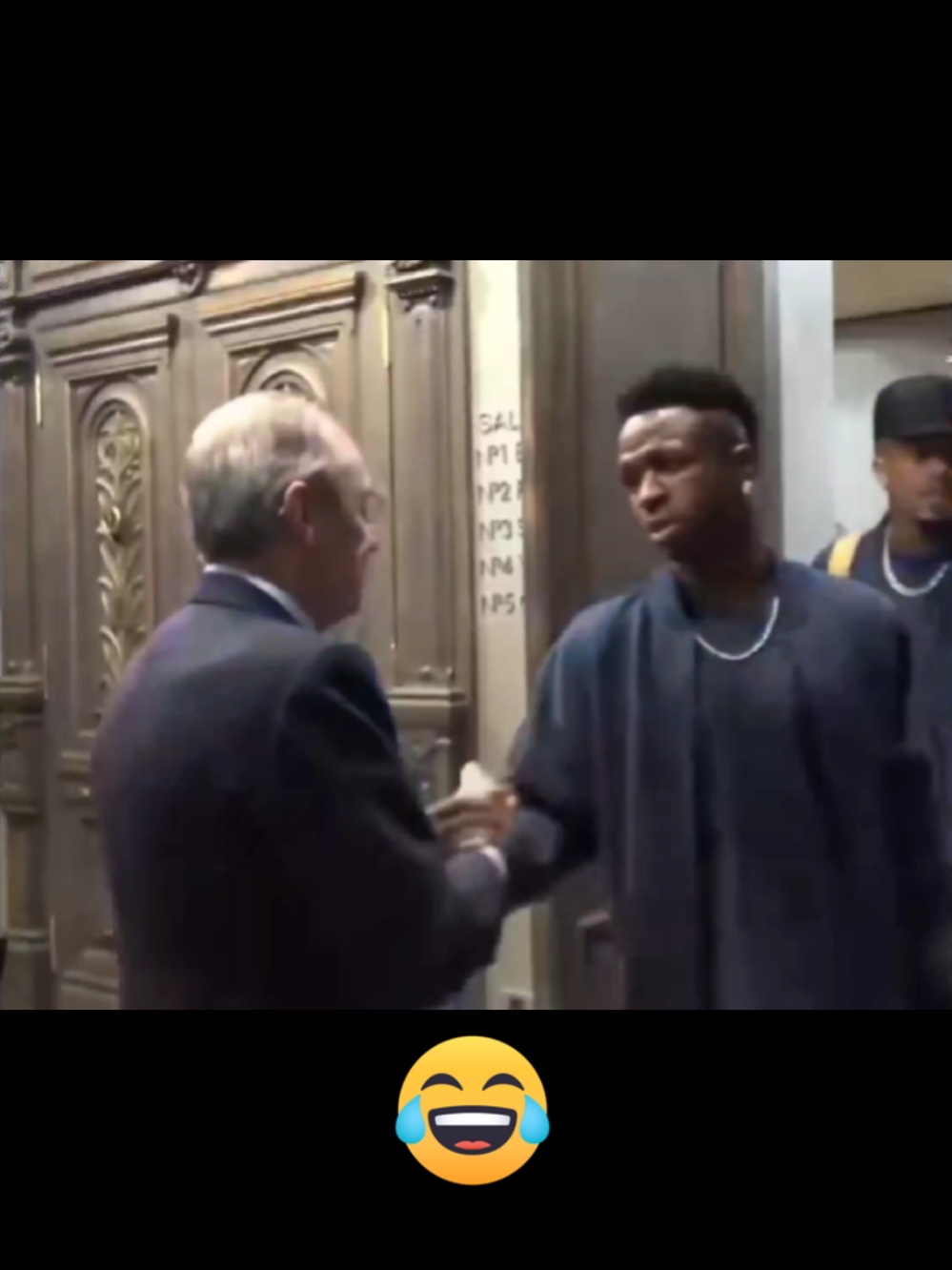 Tito Floren saludando!!🤣 #realmadridfc #florentino #AlfonsoRamos  #doblaje  #jugadores #futbol⚽️ #fouryou #paratiiiiiiiiiiiiiiiiiiiiiiiiiiiiiii #vinicius #bellingham #viral_video #CapCup 