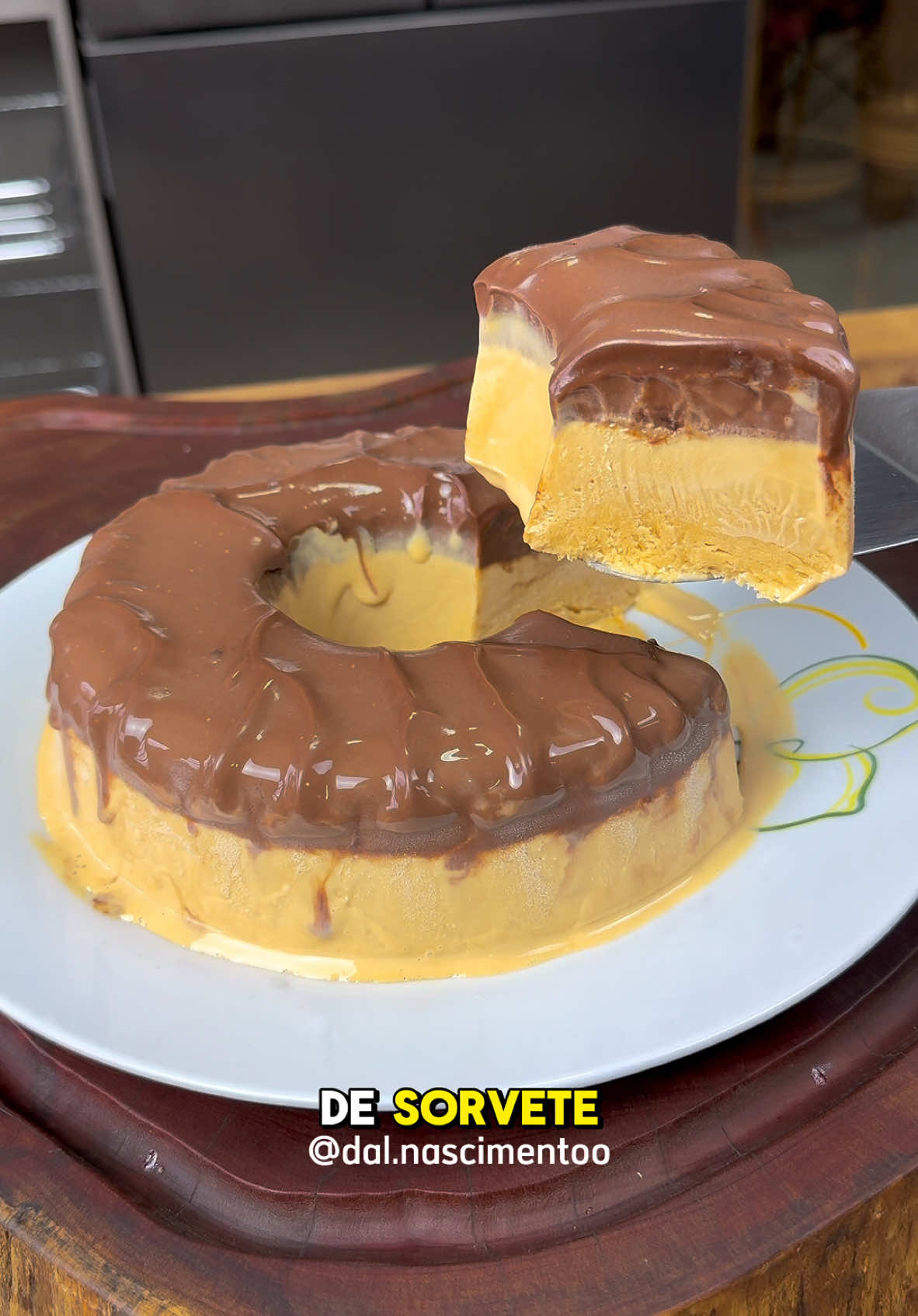 Tu sabia que da pra surpreender a família com 3 ingredientes 😋 Ingrediente: 200g de Chocolate meio amargo  200g de Creme de leite 400g de Doce de leite 400g de Creme de leite  #culinaria #receitas #receitasfaceis #sobremesa #pudim